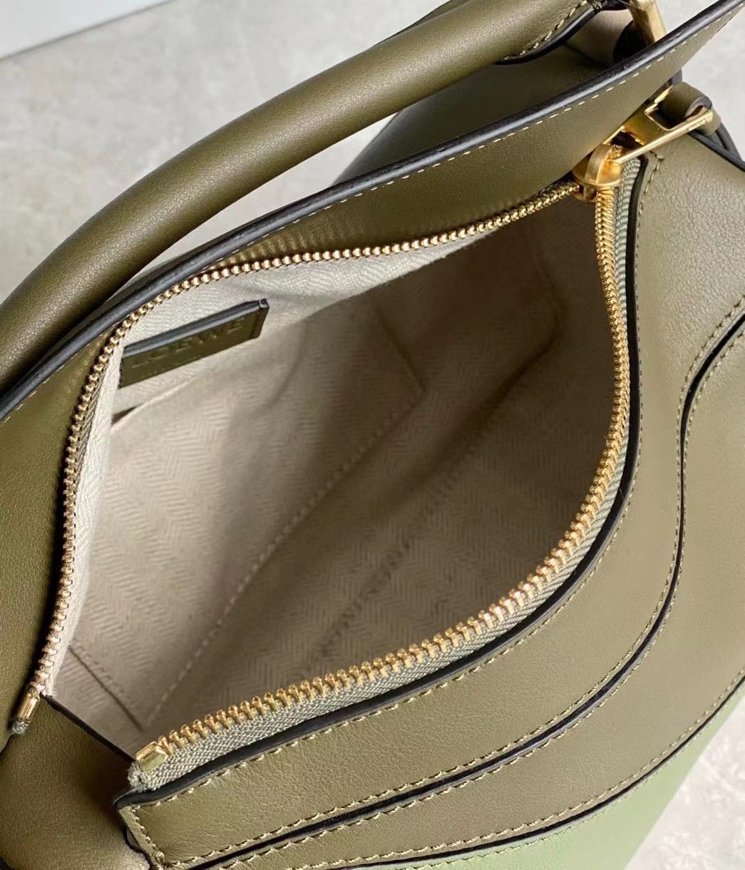 L0ew* puzzle small bag in green/oat calfskin