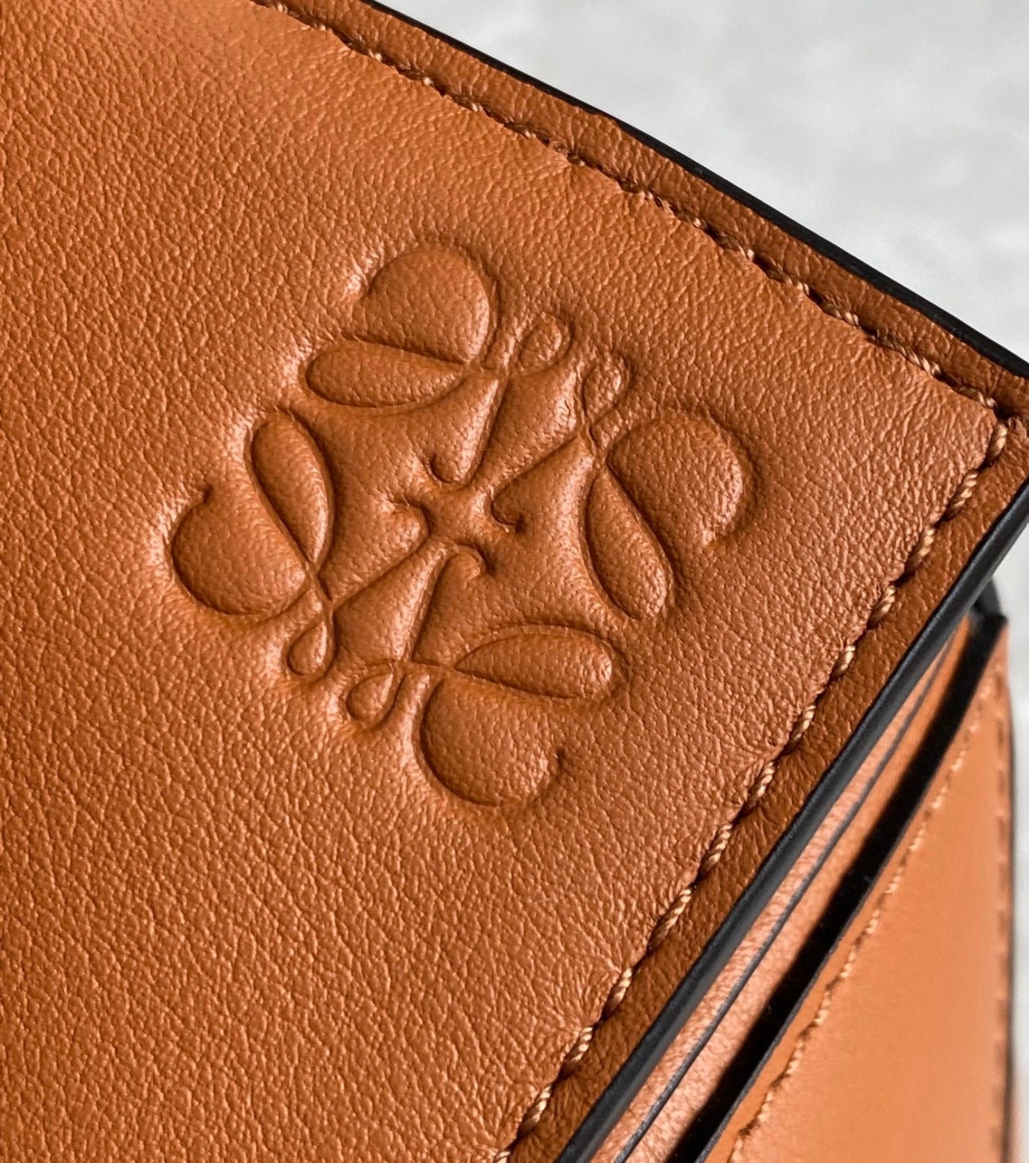 L0ew* puzzle medium bag in brown classic calfskin
