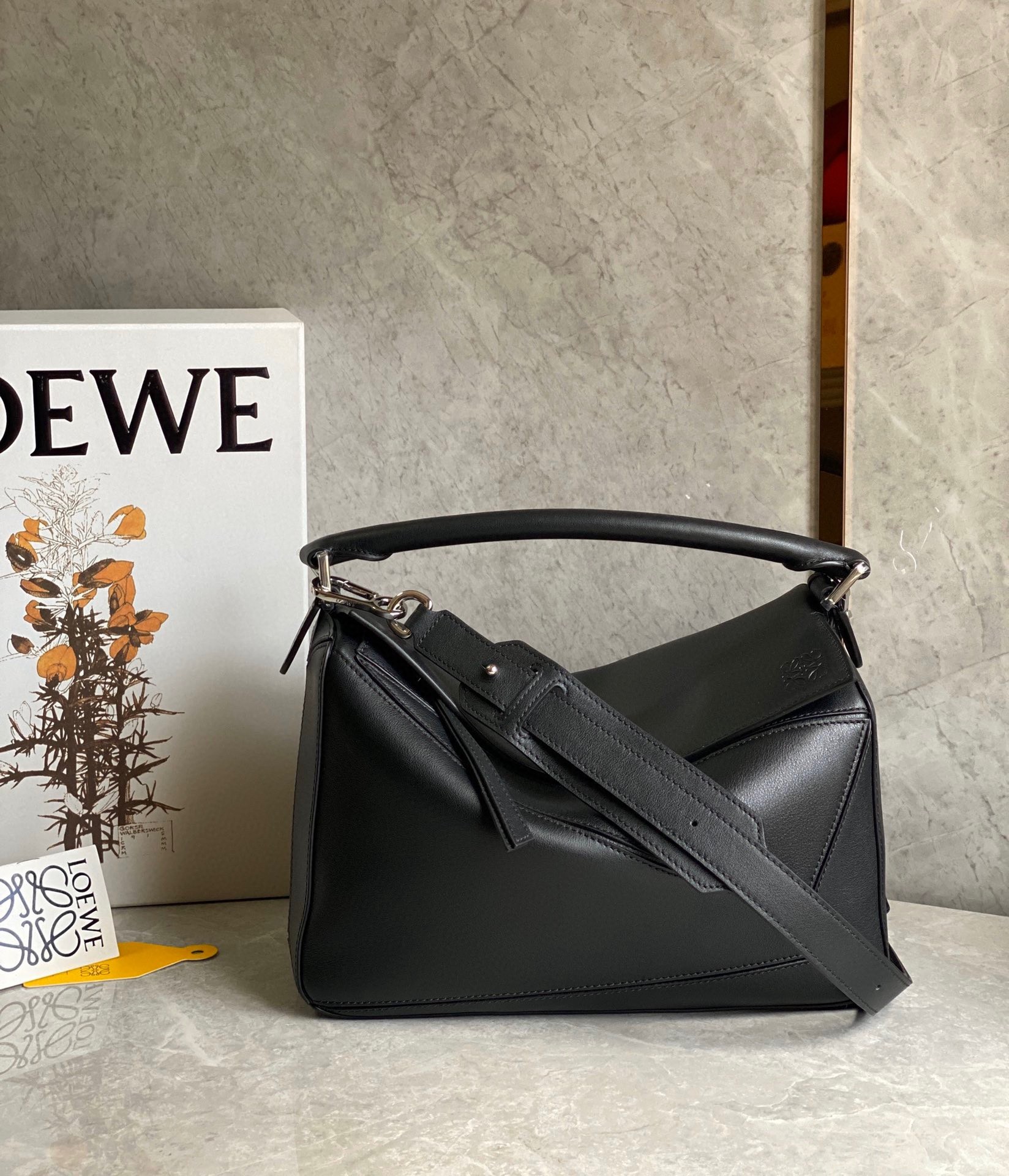L0ew* puzzle medium bag in black classic calfskin
