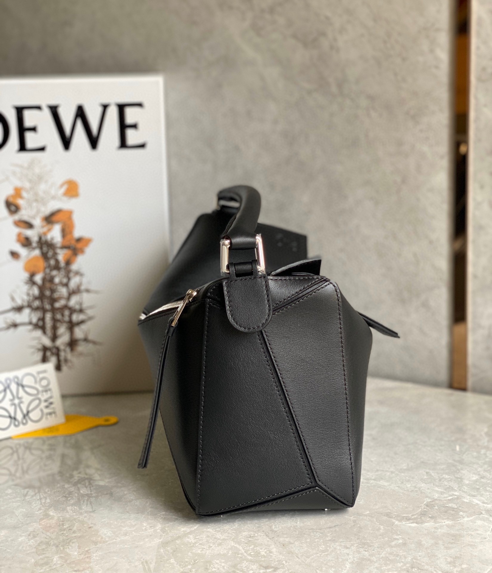 L0ew* puzzle medium bag in black classic calfskin
