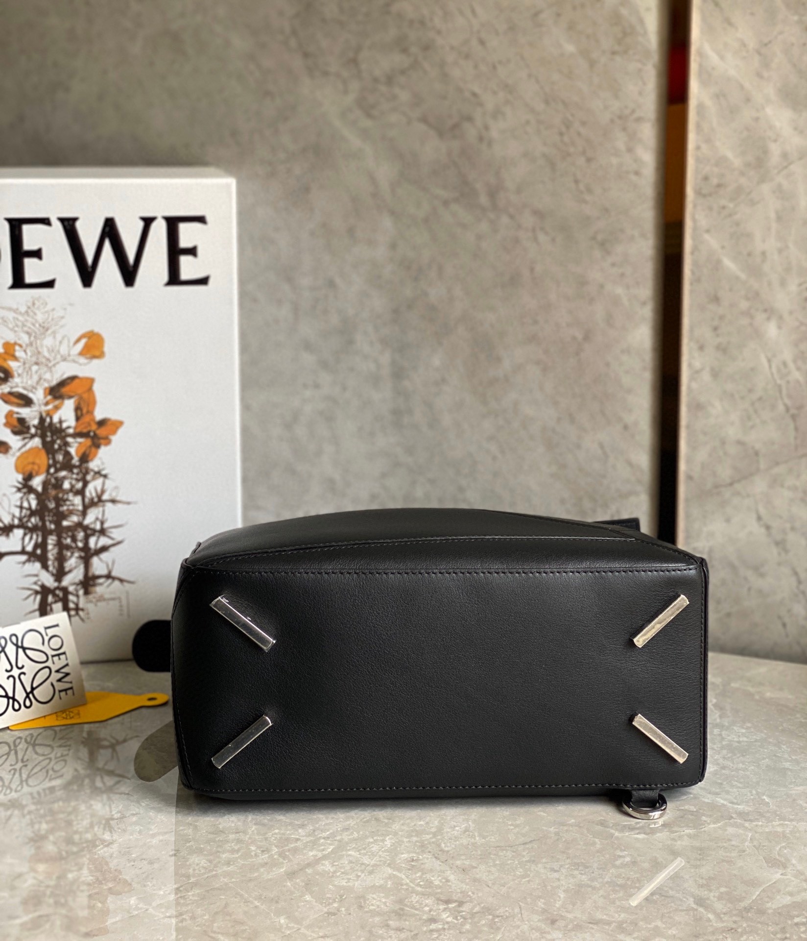 L0ew* puzzle medium bag in black classic calfskin