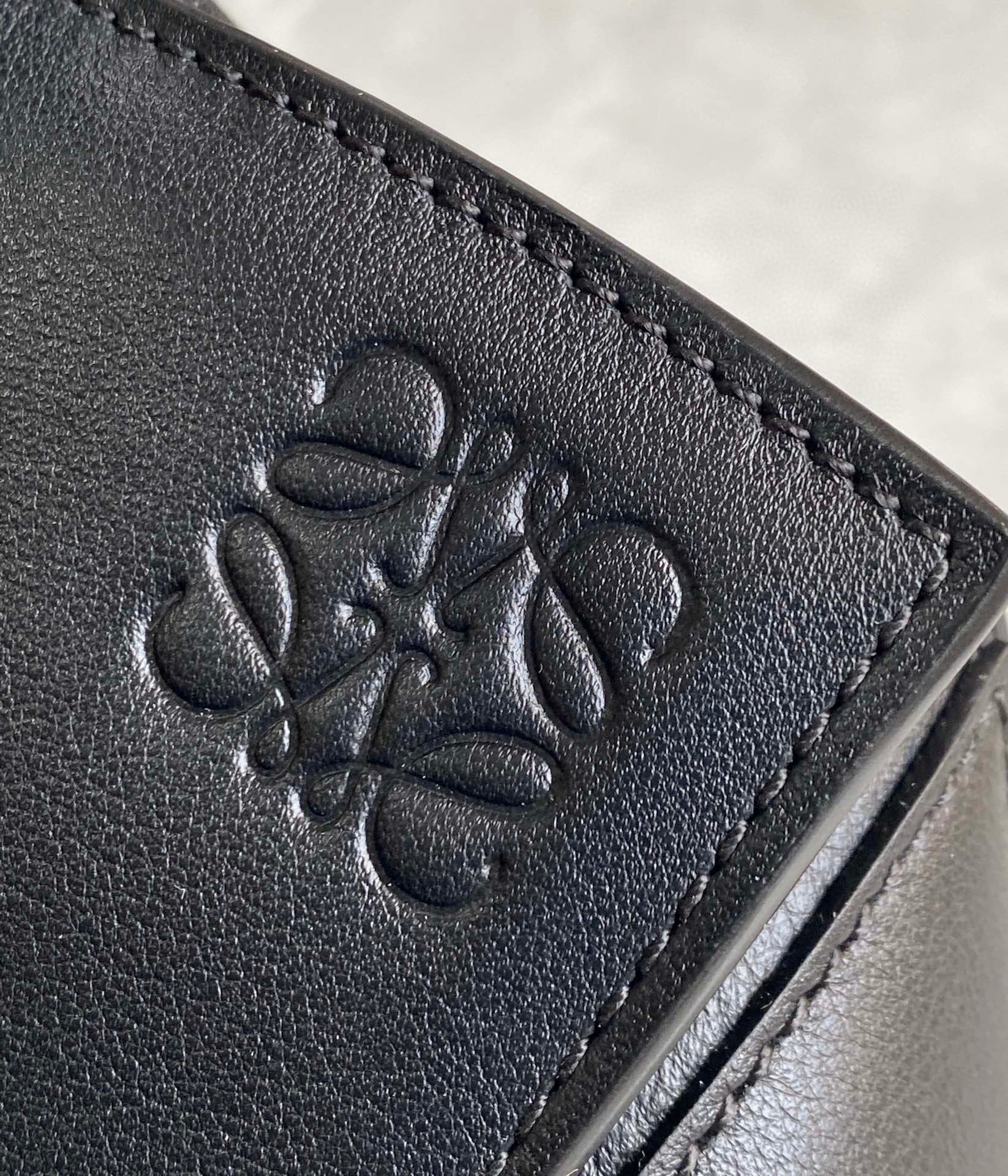 L0ew* puzzle medium bag in black classic calfskin