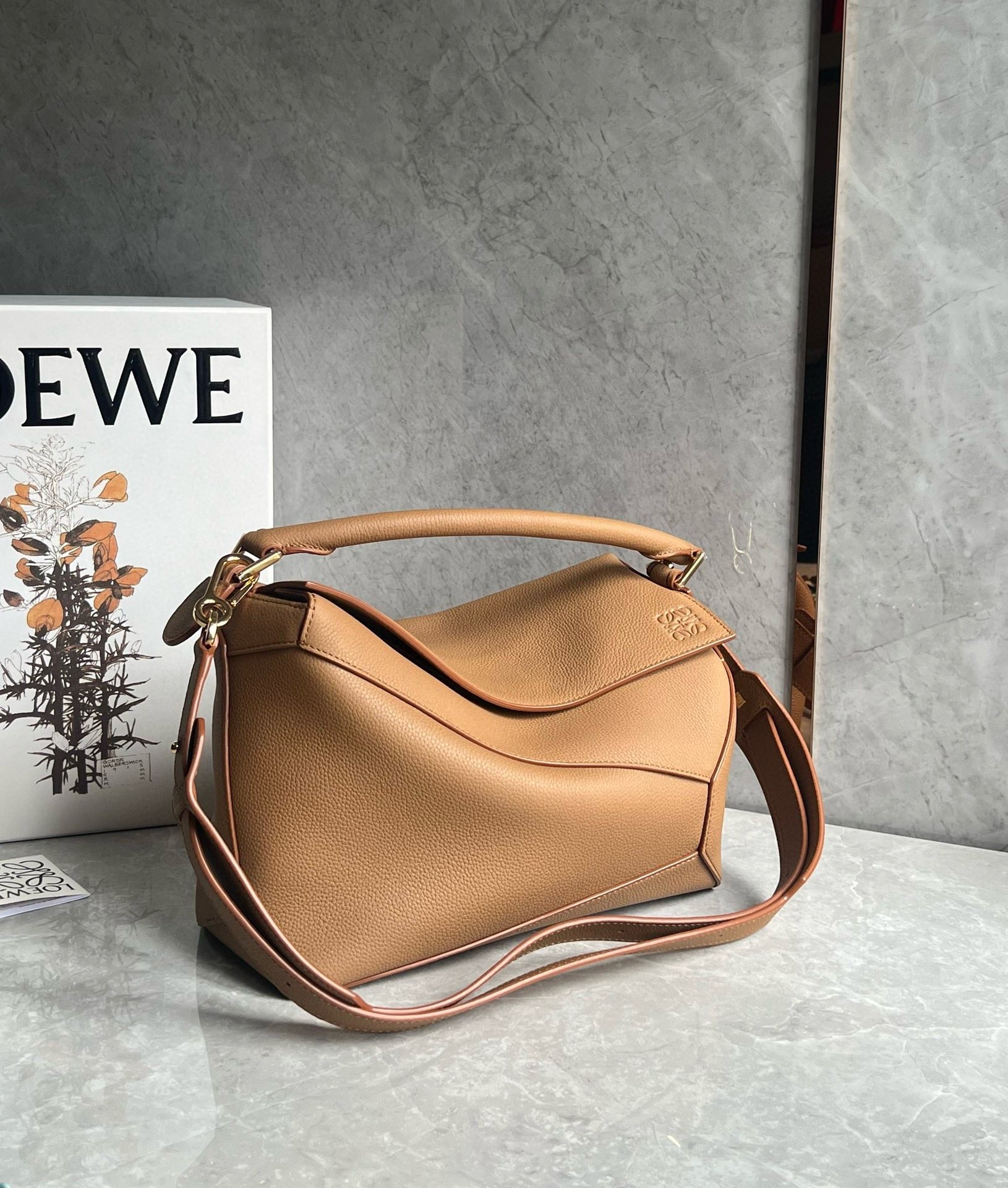 L0ew* puzzle medium bag in toffee grained calfskin