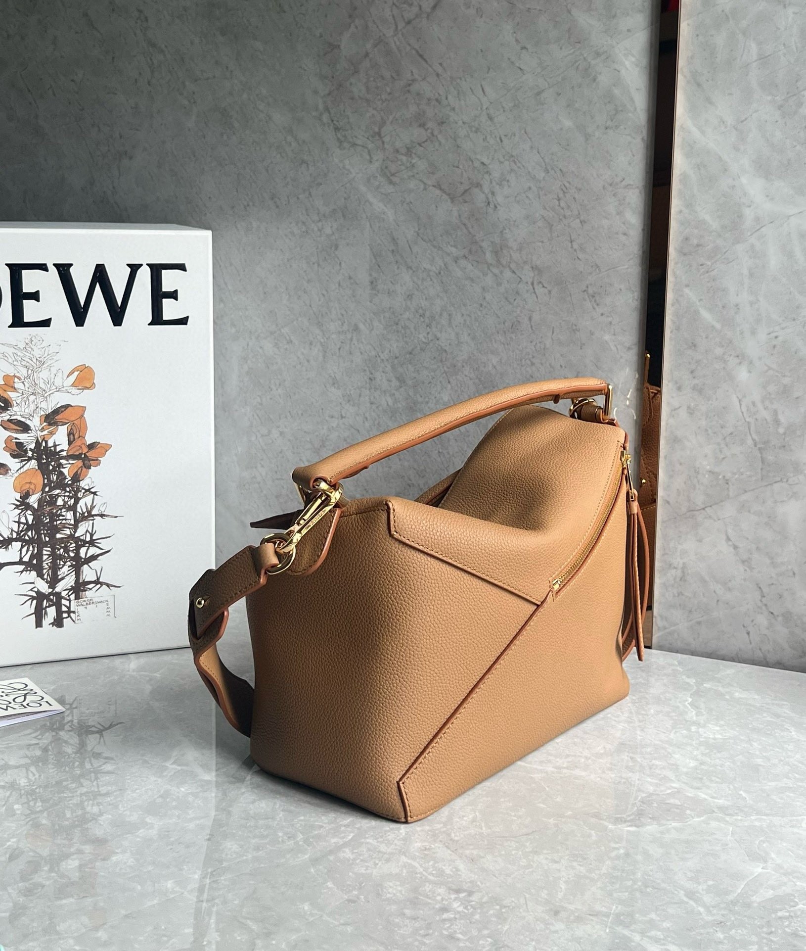 L0ew* puzzle medium bag in toffee grained calfskin