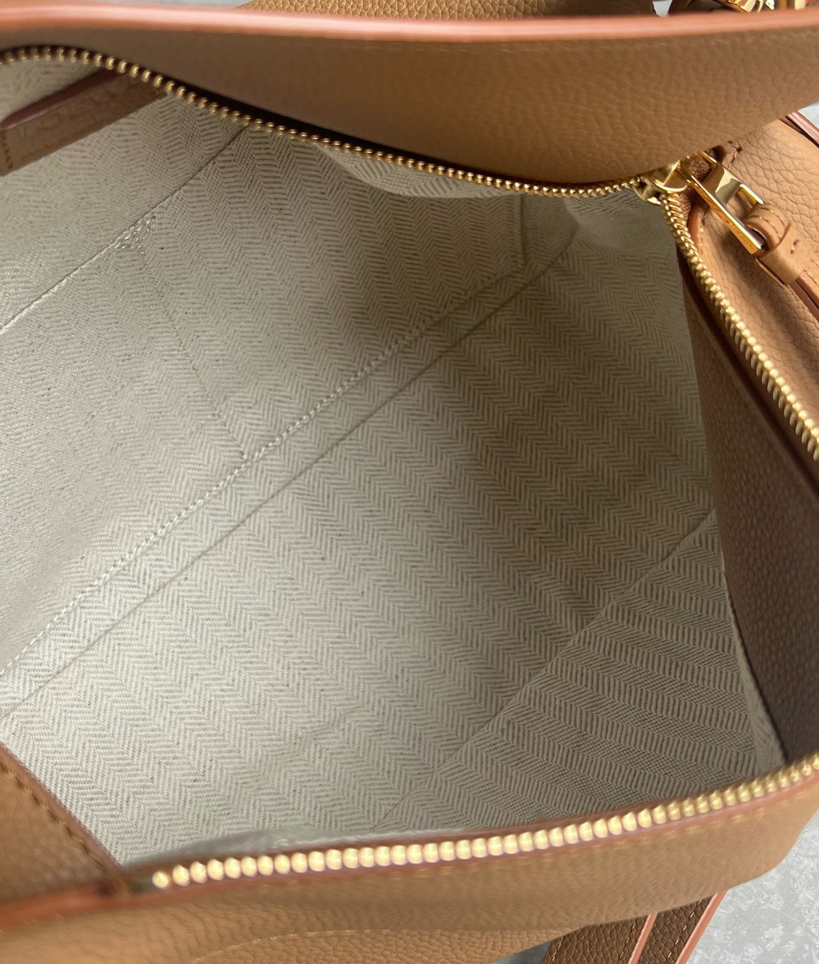 L0ew* puzzle medium bag in toffee grained calfskin