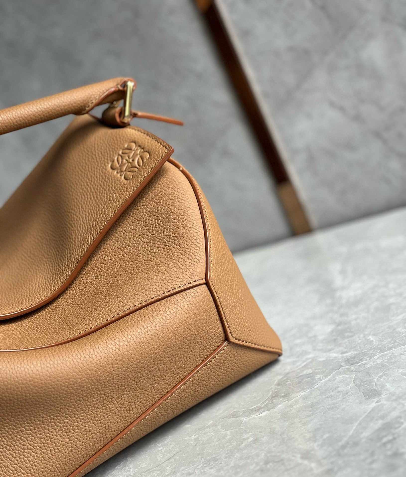 L0ew* puzzle medium bag in toffee grained calfskin