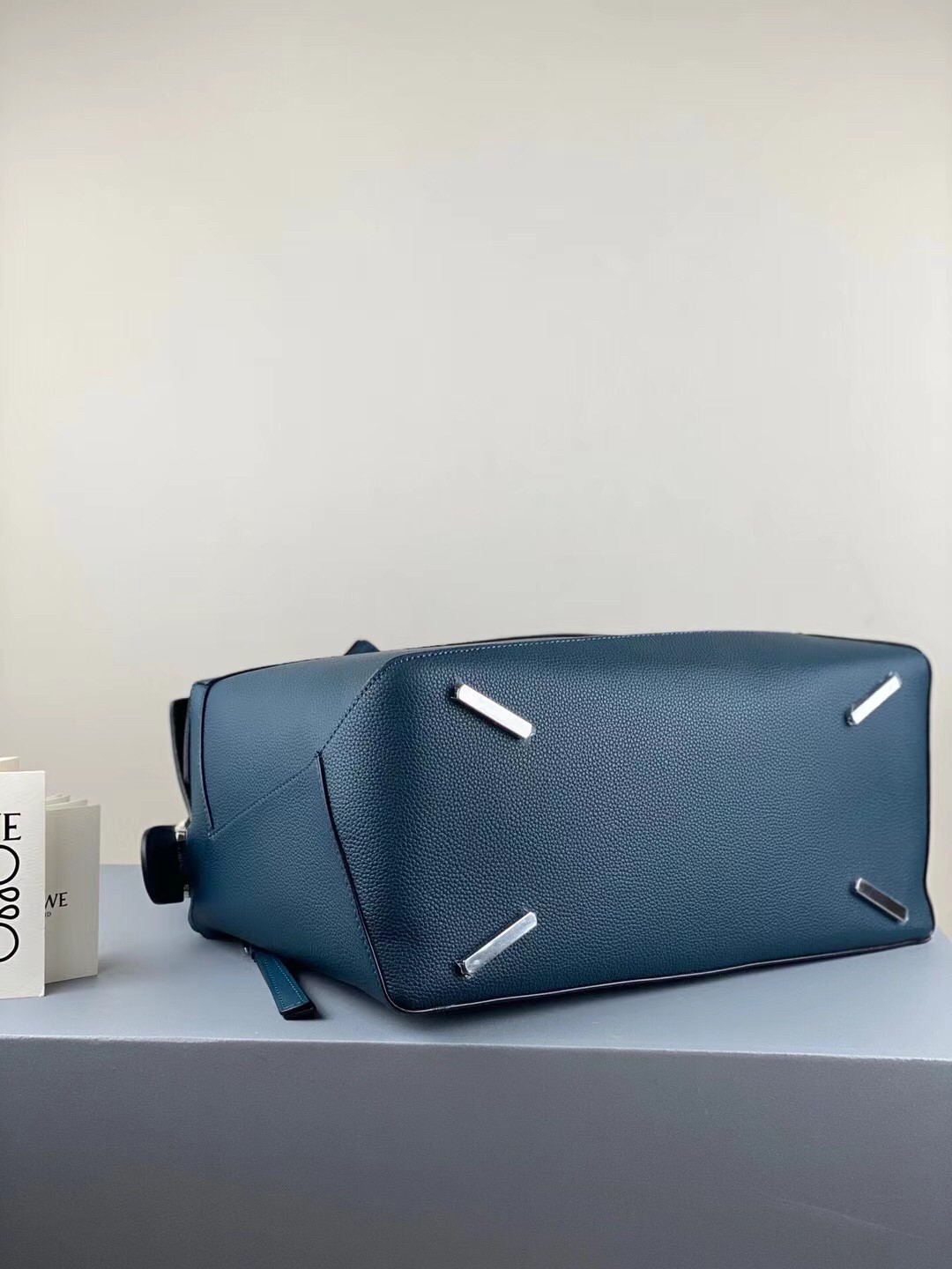 L0ew* large puzzle bag in blue grained leather