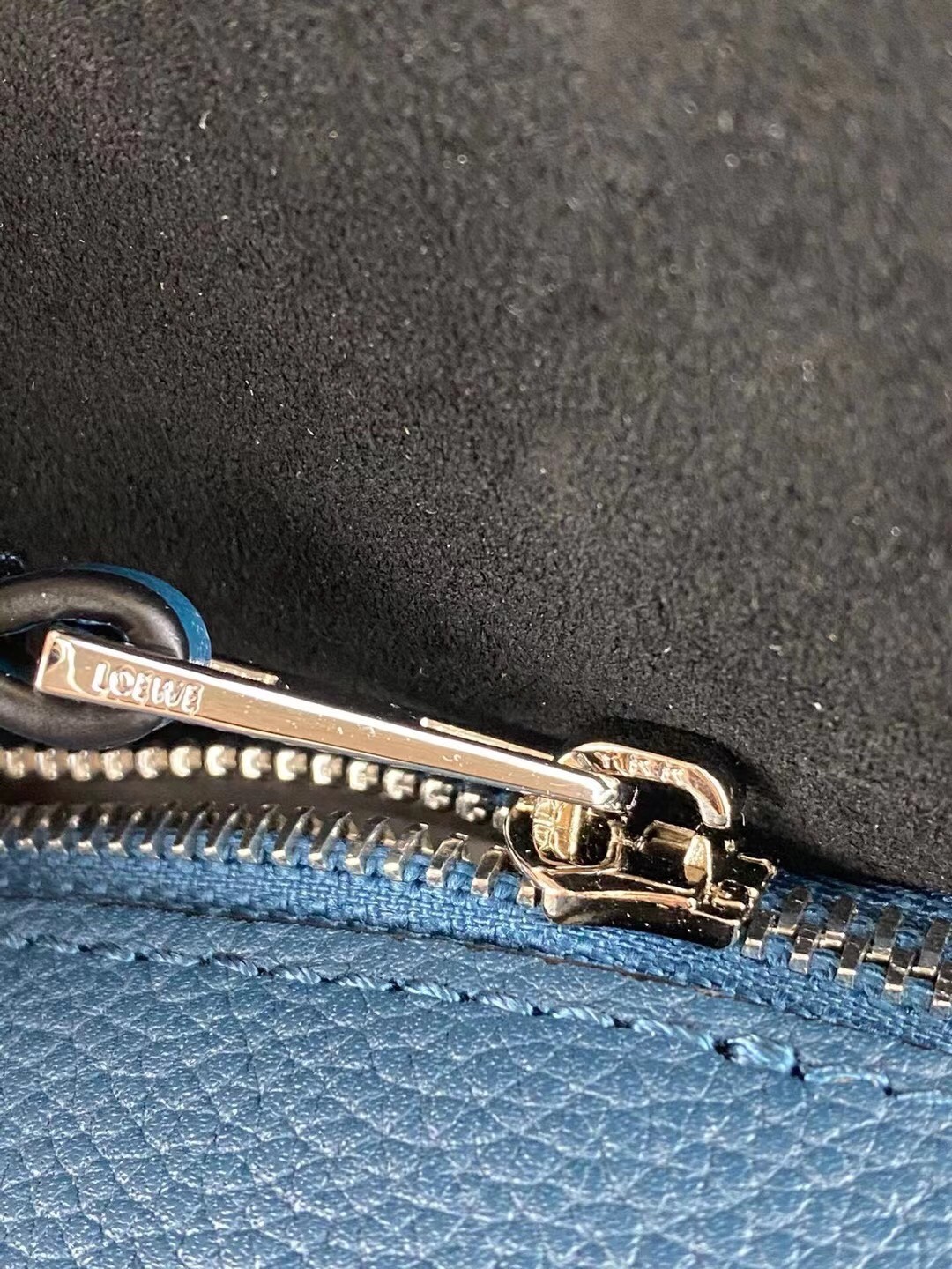 L0ew* large puzzle bag in blue grained leather