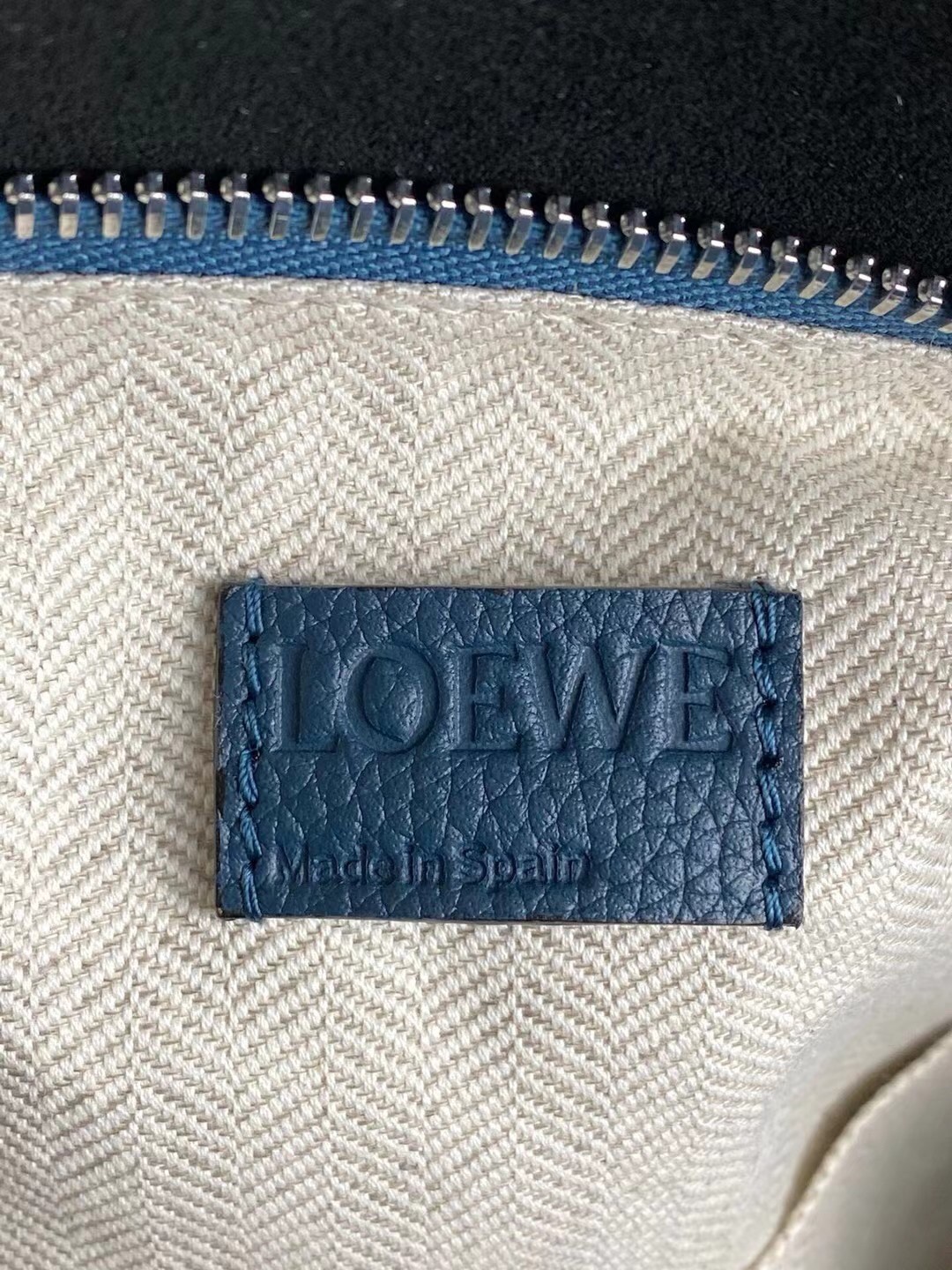 L0ew* large puzzle bag in blue grained leather
