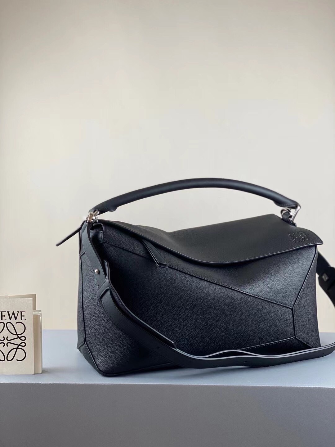 L0ew* large puzzle bag in black grained leather