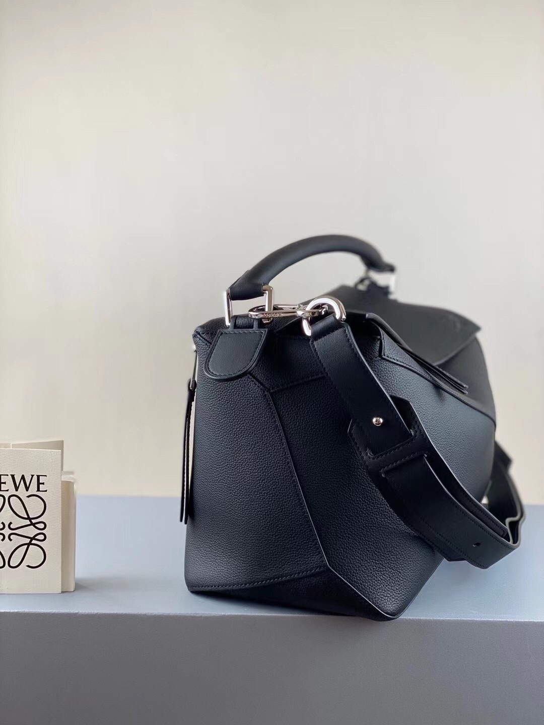 L0ew* large puzzle bag in black grained leather