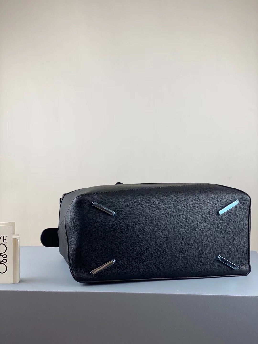 L0ew* large puzzle bag in black grained leather
