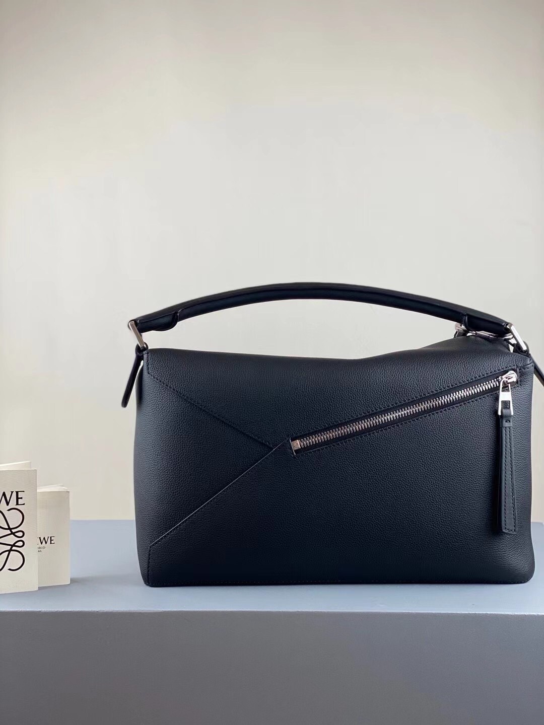 L0ew* large puzzle bag in black grained leather