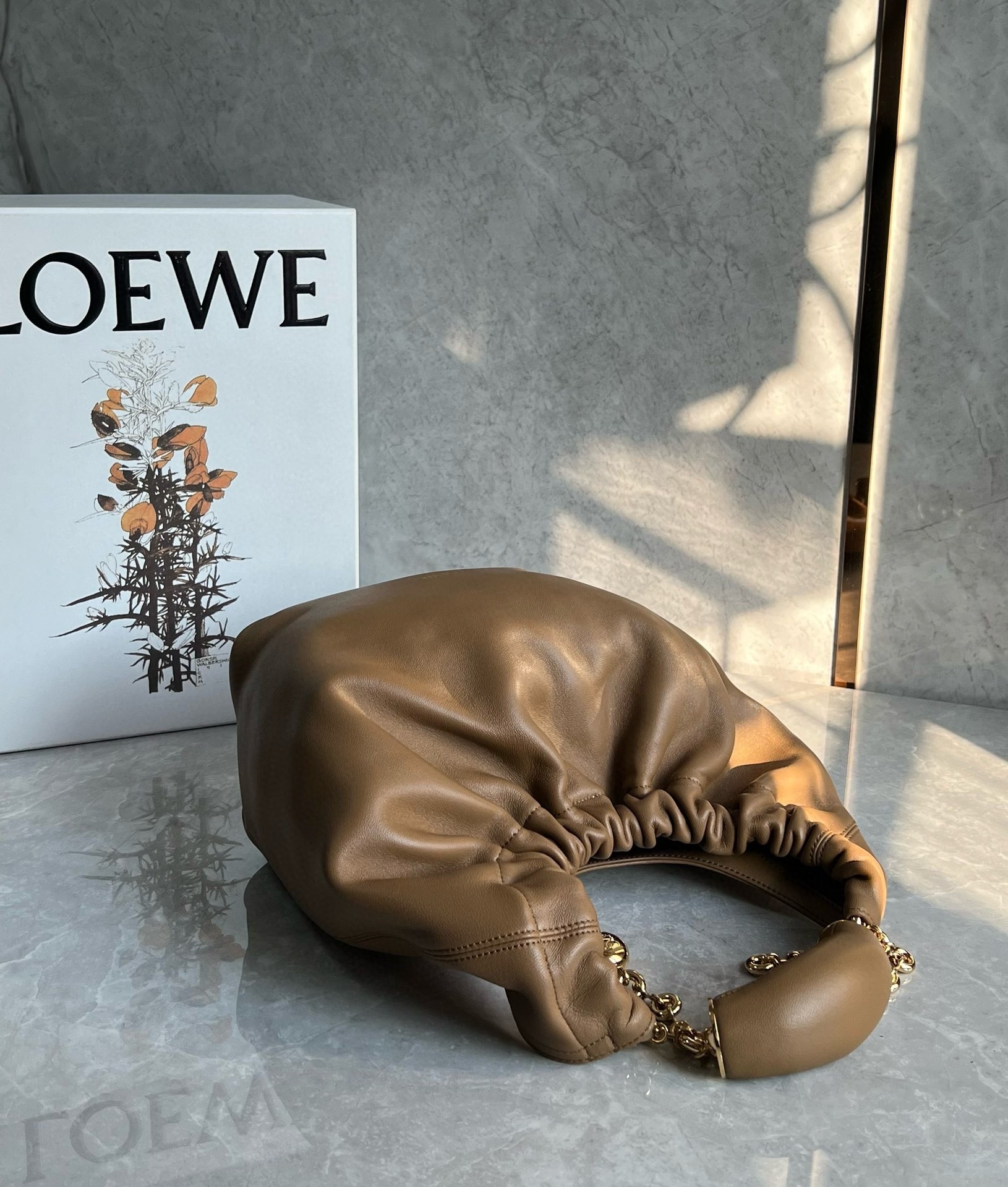 L0ew* small squeeze bag in brown nappa lambskin