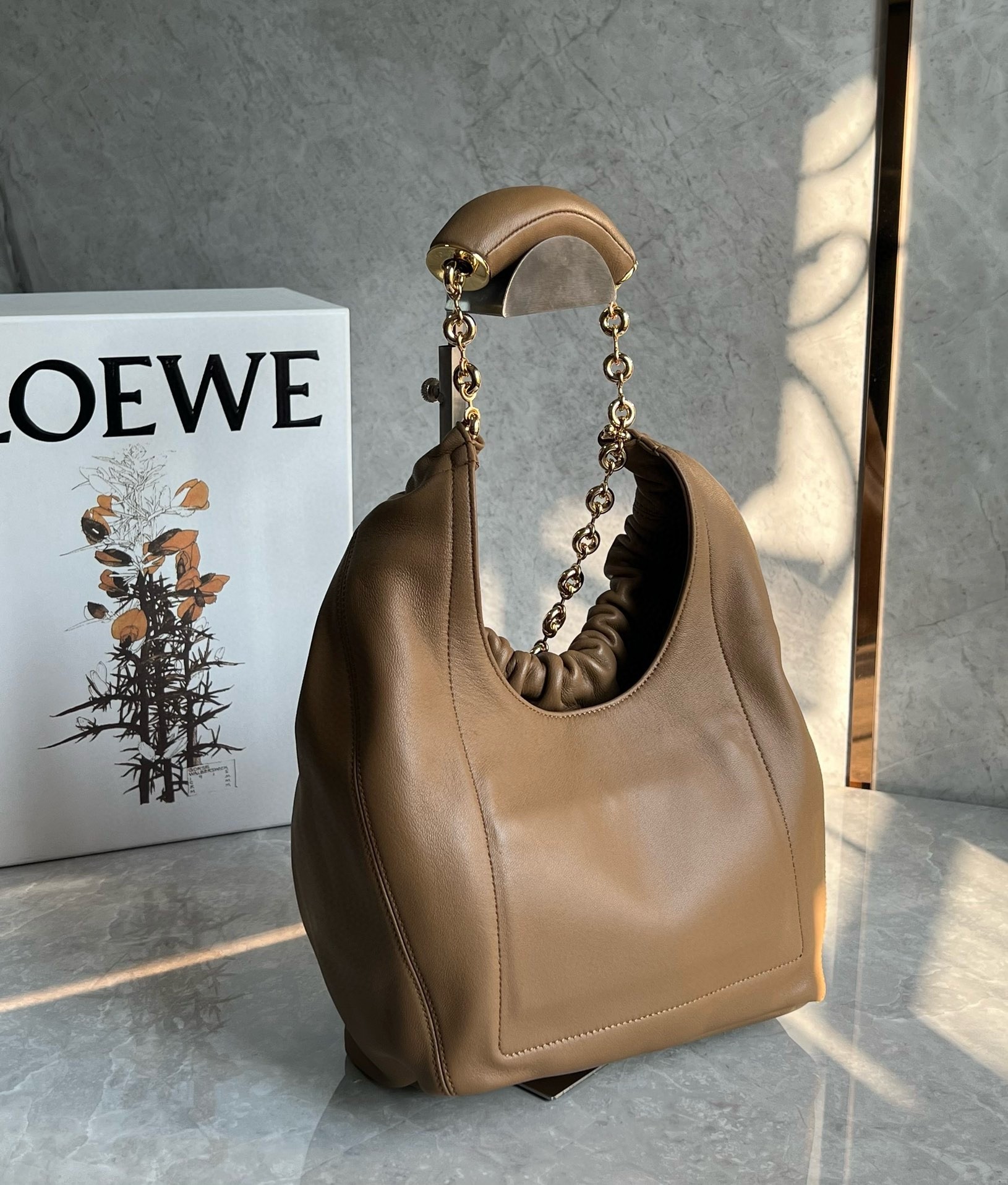 L0ew* small squeeze bag in brown nappa lambskin