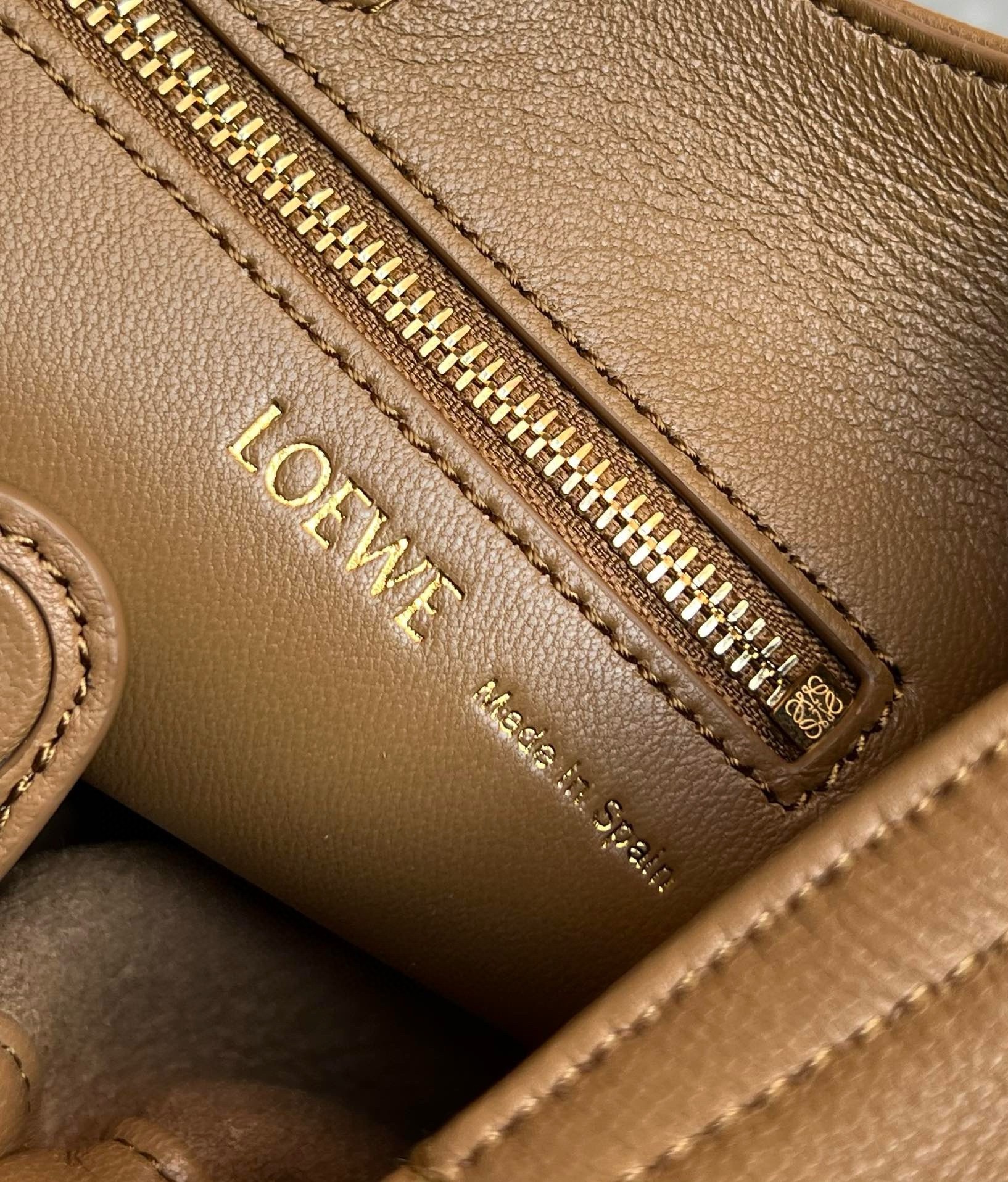 L0ew* small squeeze bag in brown nappa lambskin