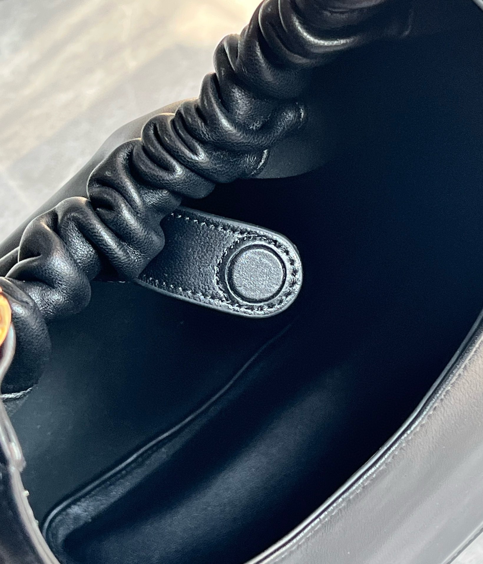 L0ew* small squeeze bag in black nappa lambskin