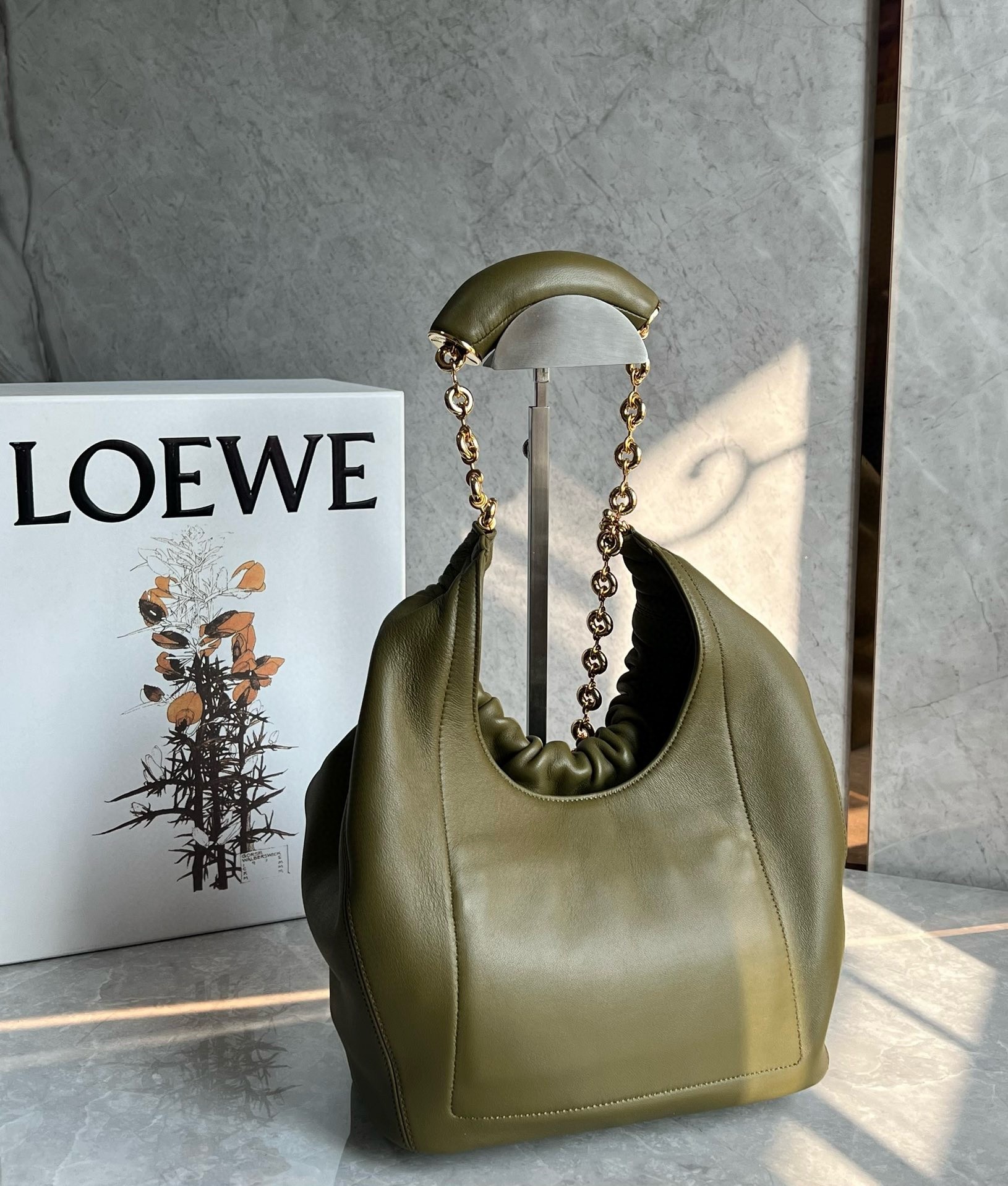 L0ew* small squeeze bag in olive nappa lambskin