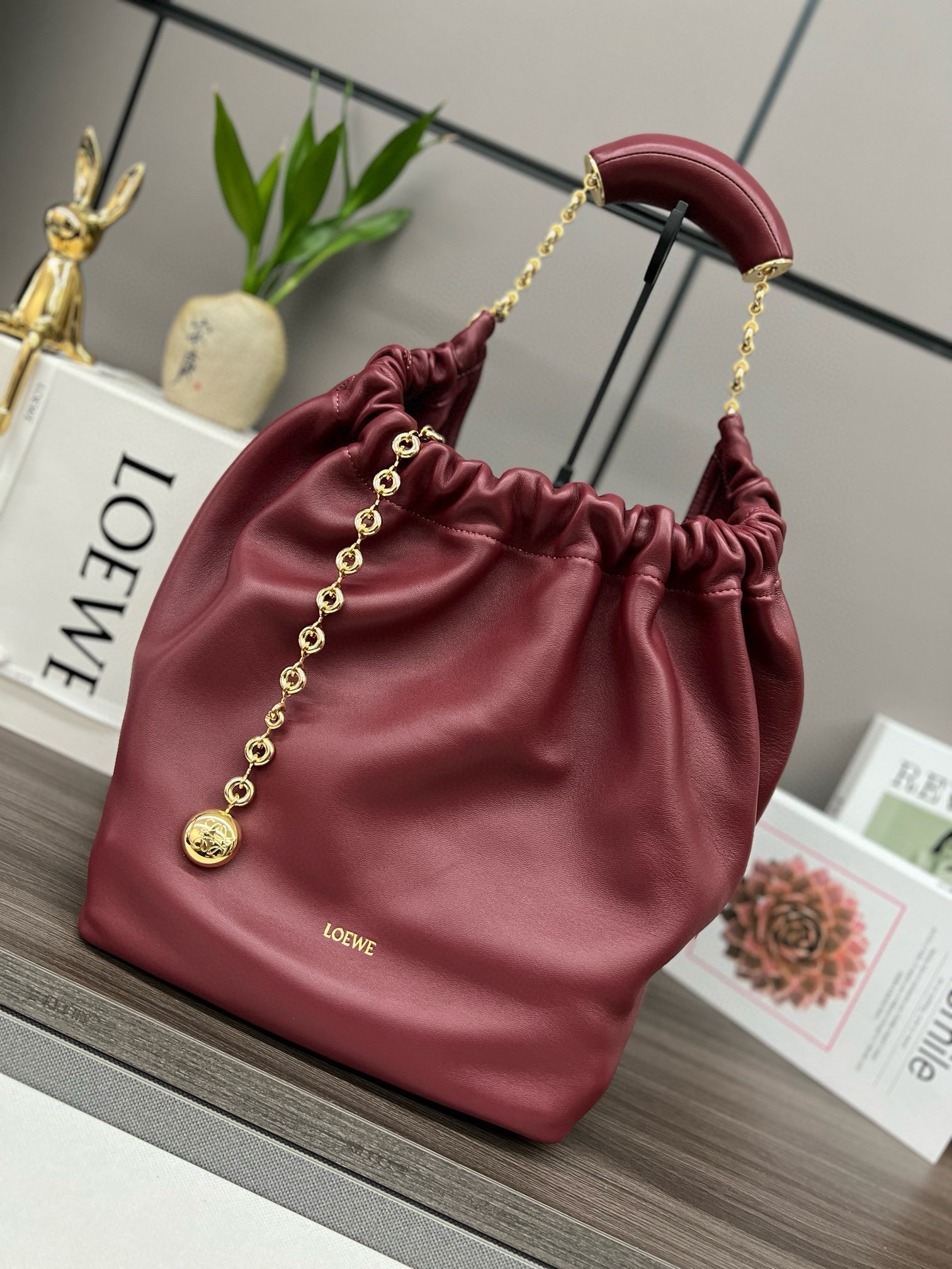 L0ew* medium squeeze bag in bordeaux nappa lambskin