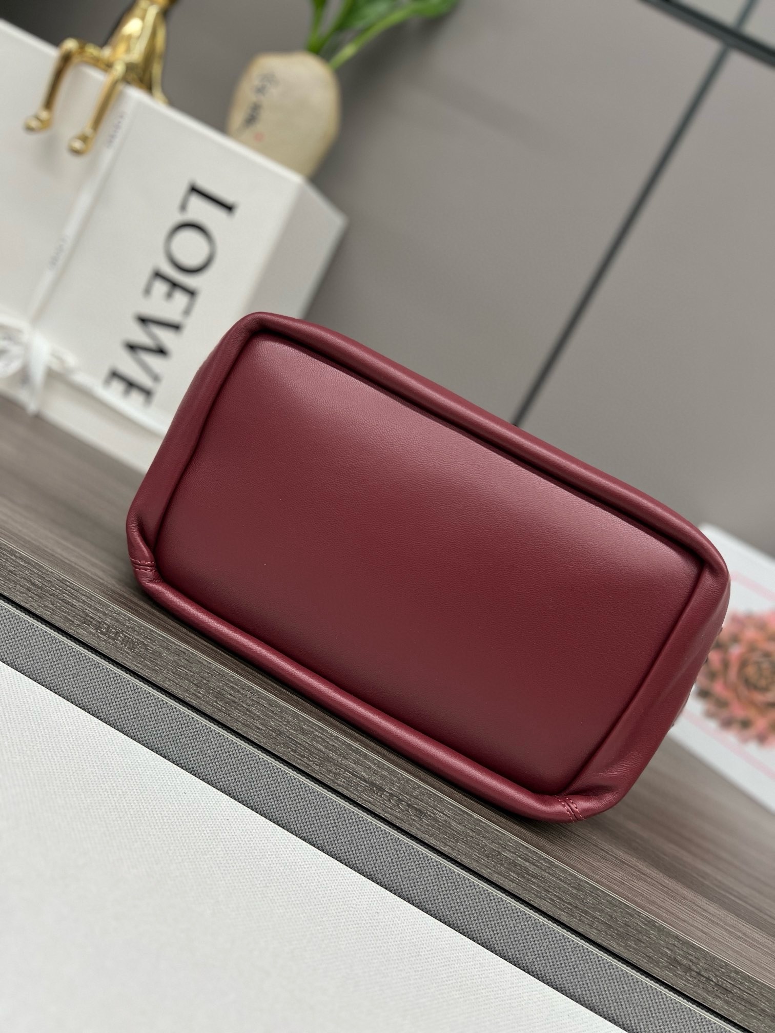 L0ew* medium squeeze bag in bordeaux nappa lambskin