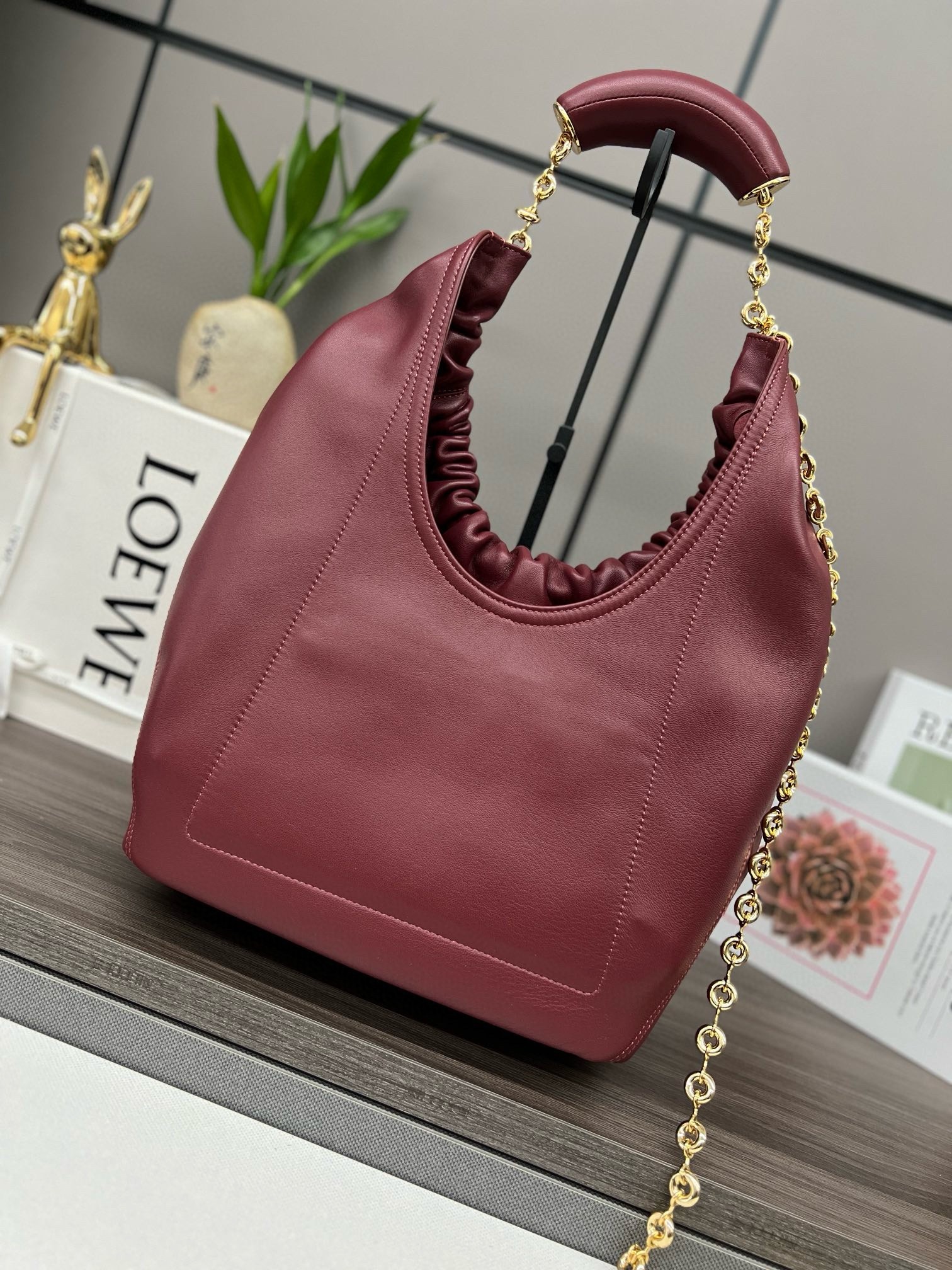 L0ew* medium squeeze bag in bordeaux nappa lambskin