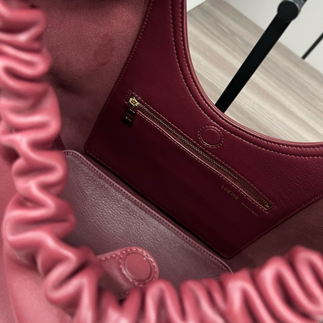 L0ew* medium squeeze bag in bordeaux nappa lambskin