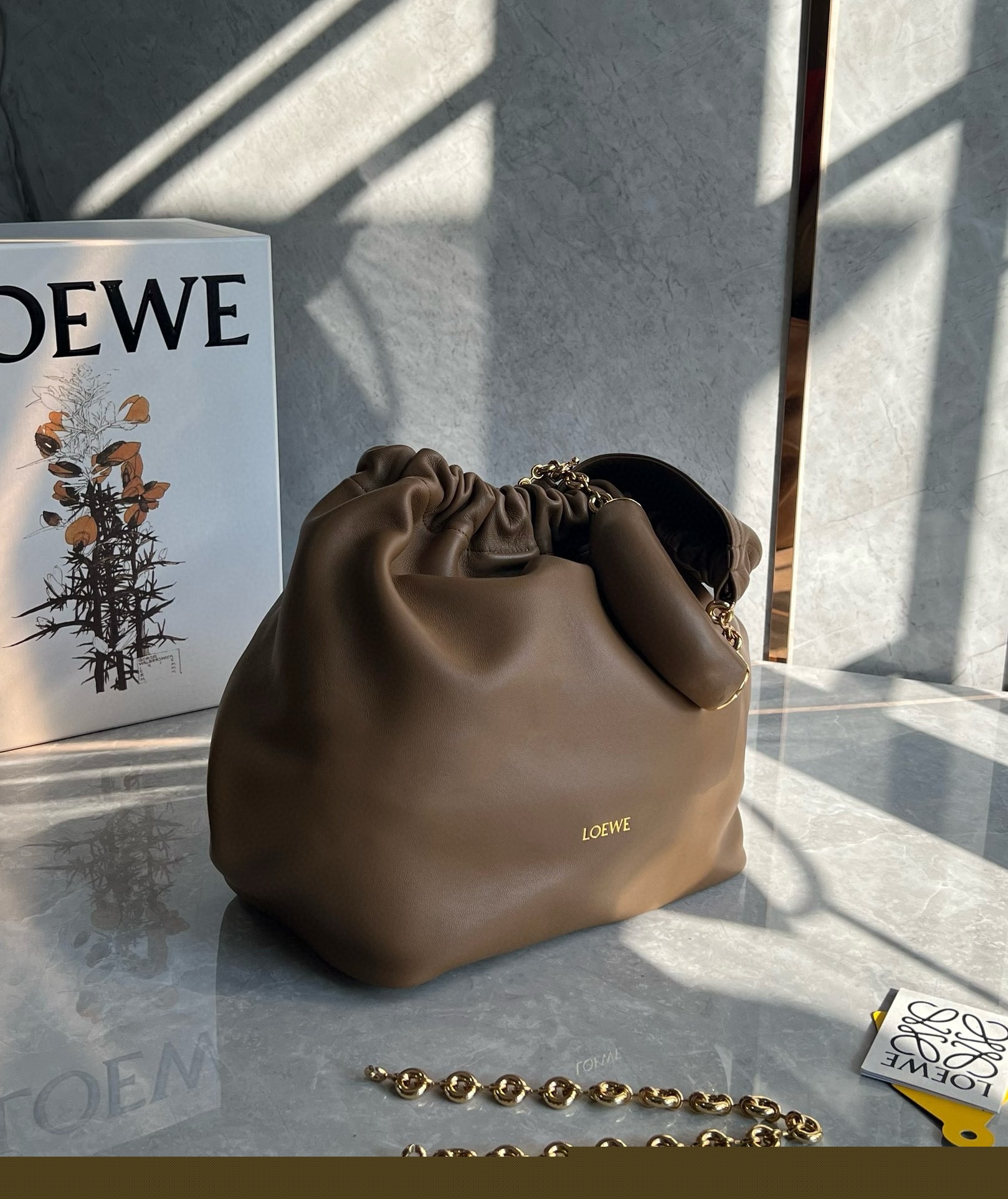 L0ew* medium squeeze bag in brown nappa lambskin
