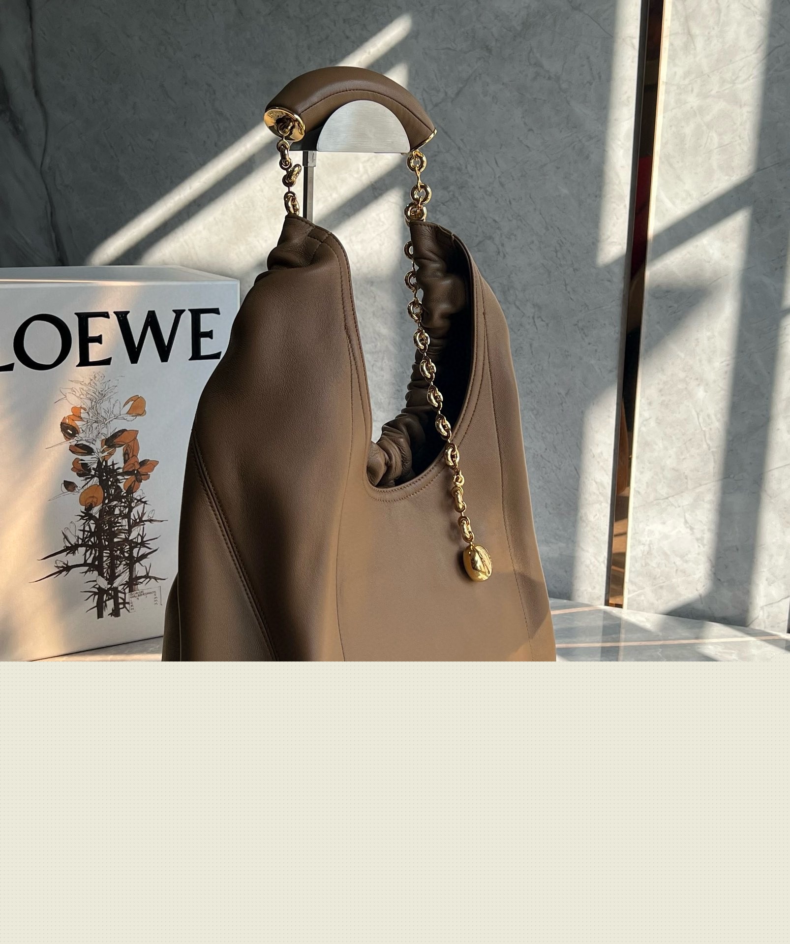 L0ew* medium squeeze bag in brown nappa lambskin
