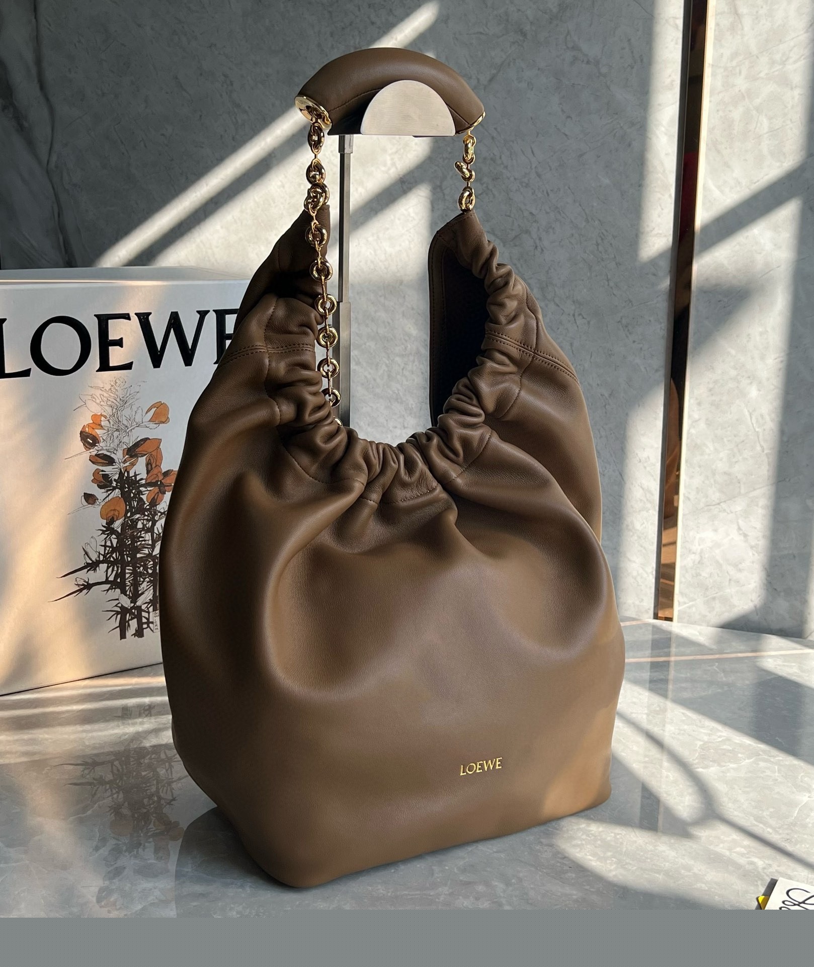 L0ew* medium squeeze bag in brown nappa lambskin