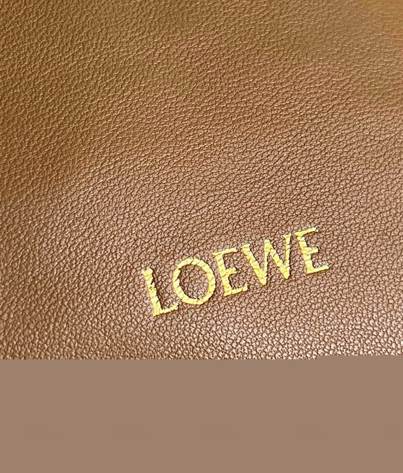 L0ew* medium squeeze bag in brown nappa lambskin