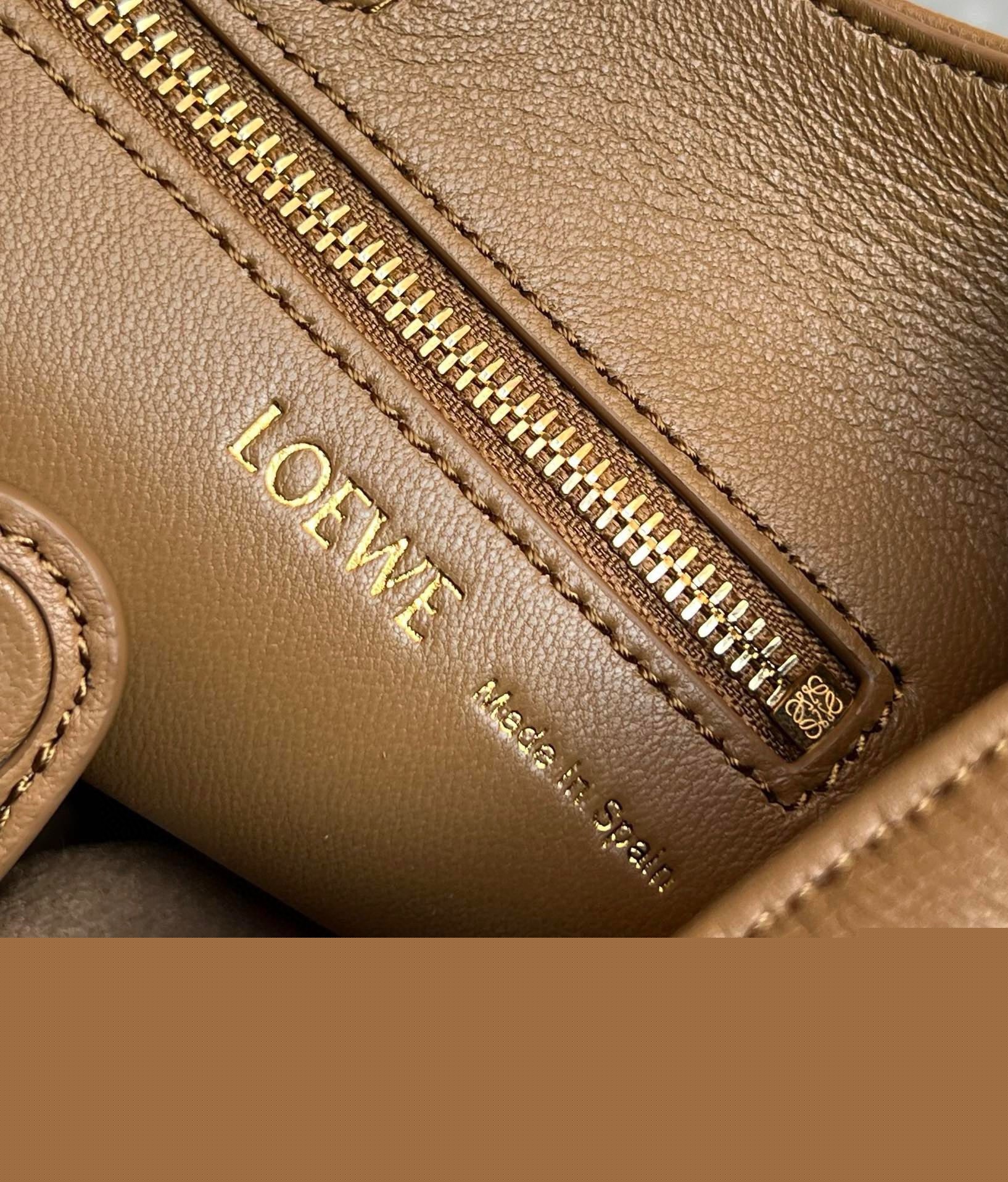L0ew* medium squeeze bag in brown nappa lambskin