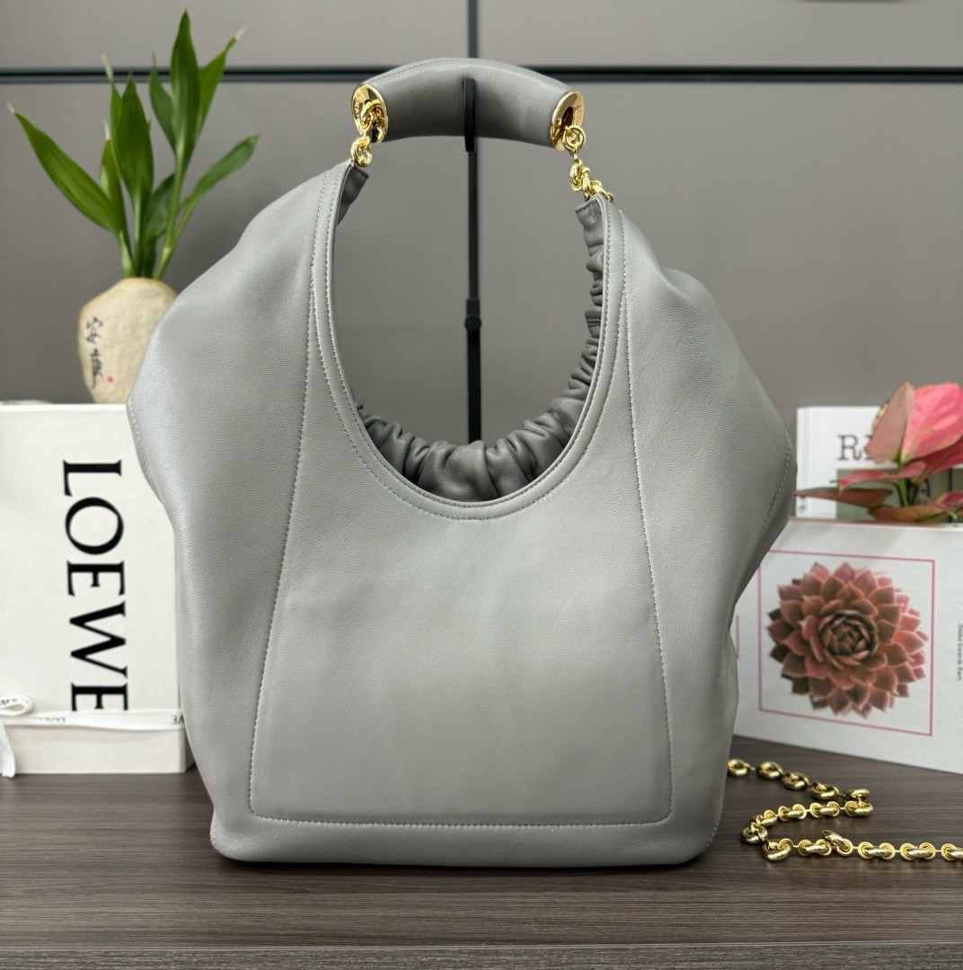 L0ew* medium squeeze bag in grey nappa lambskin