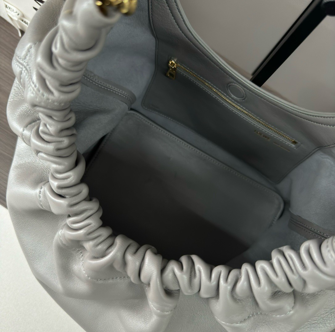 L0ew* medium squeeze bag in grey nappa lambskin