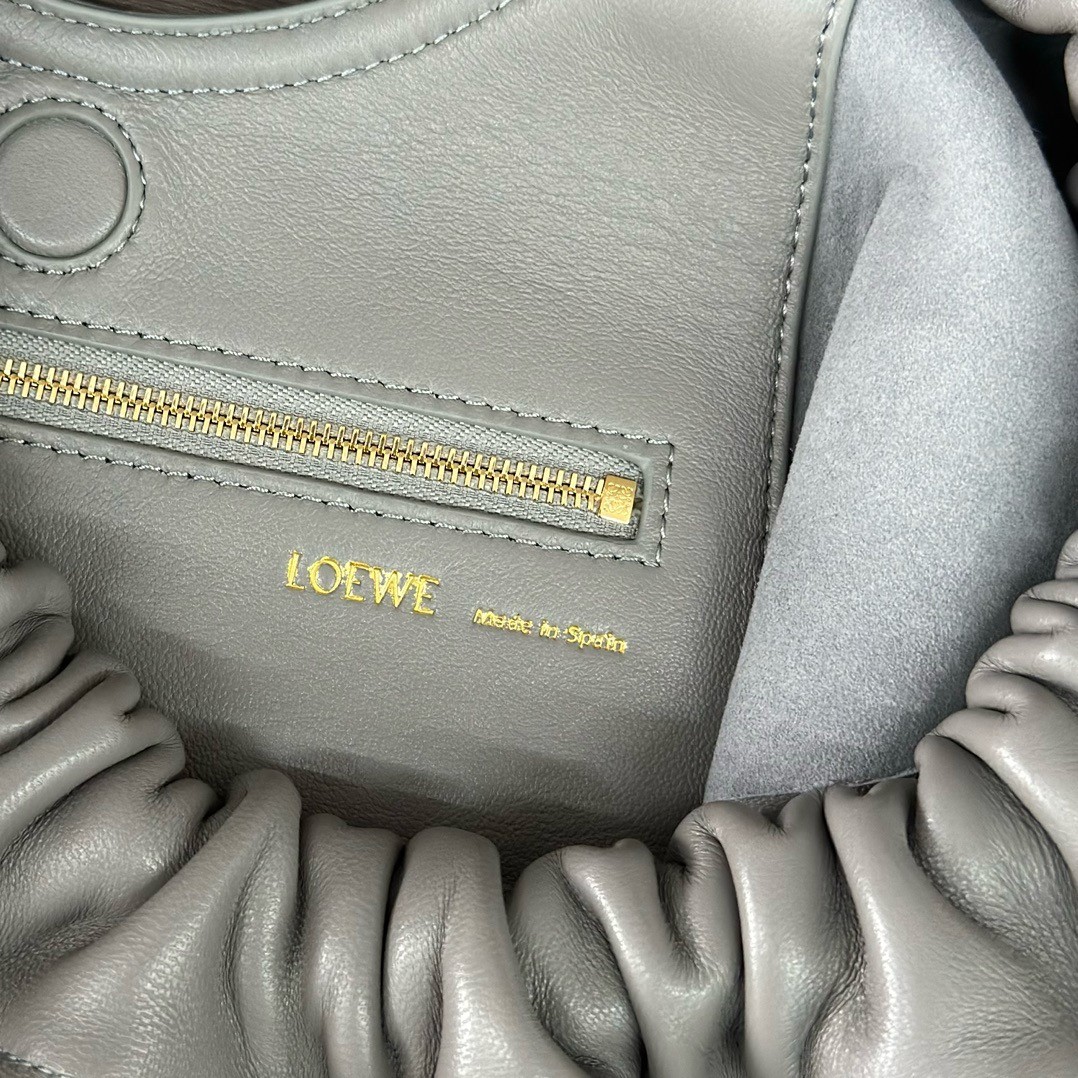 L0ew* medium squeeze bag in grey nappa lambskin