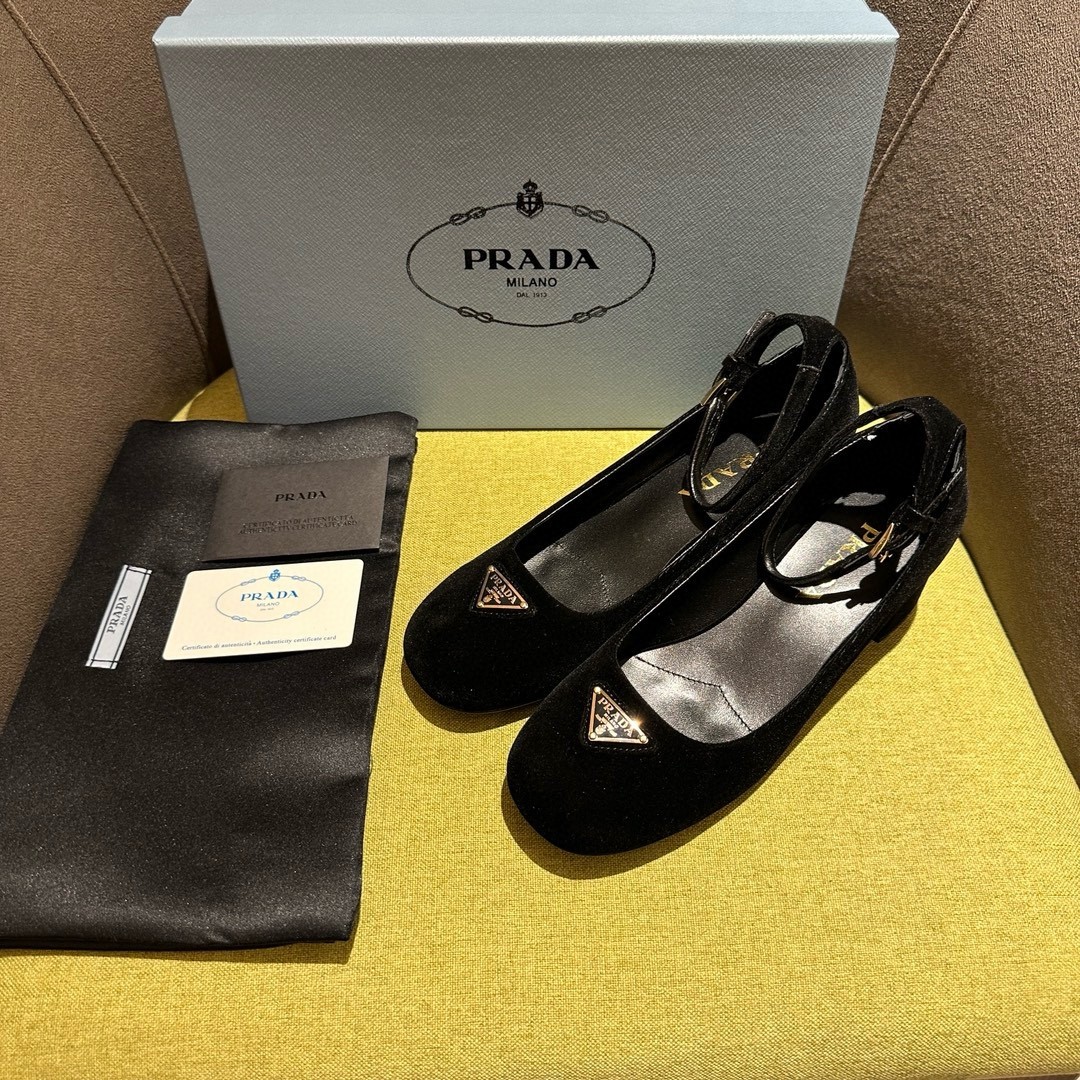Pra*a pumps 35mm in black velvet