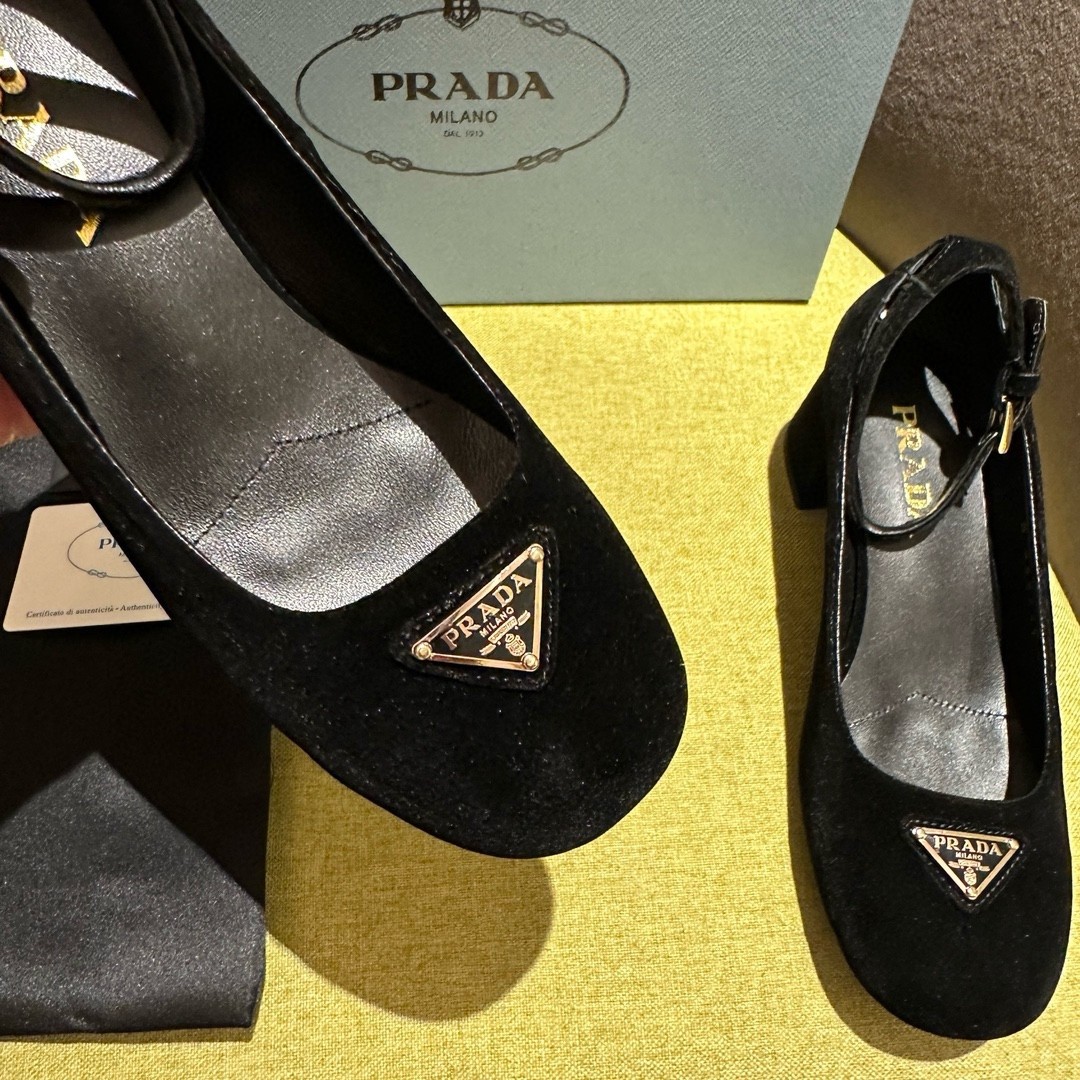 Pra*a pumps 35mm in black velvet