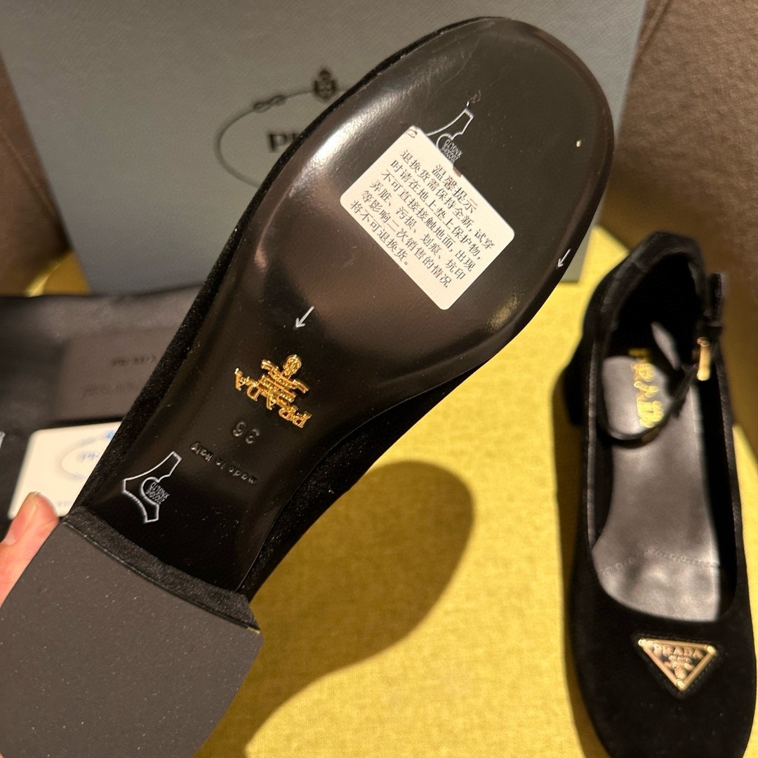 Pra*a pumps 35mm in black velvet