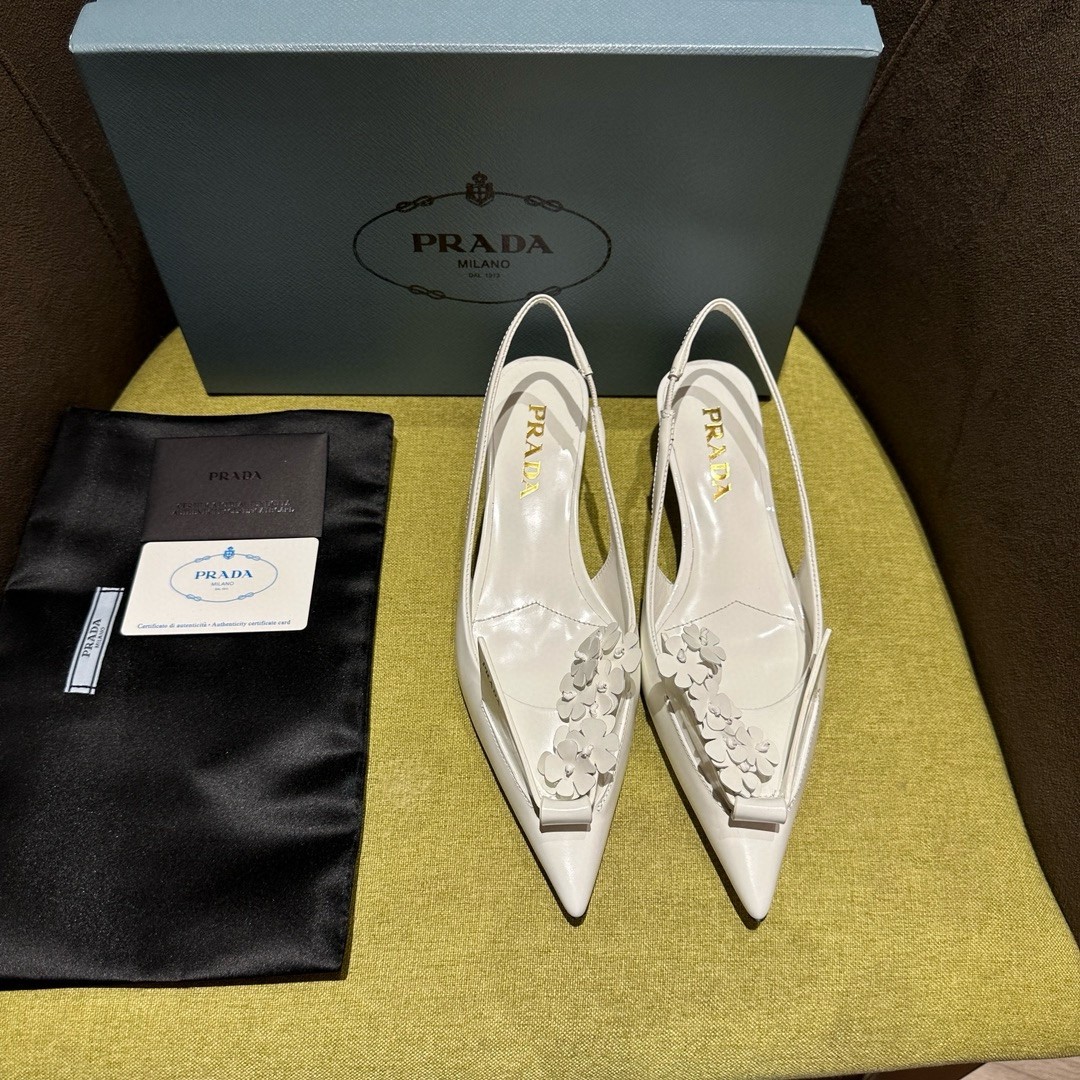 Pra*a pumps 45mm in white leather with floral appliques
