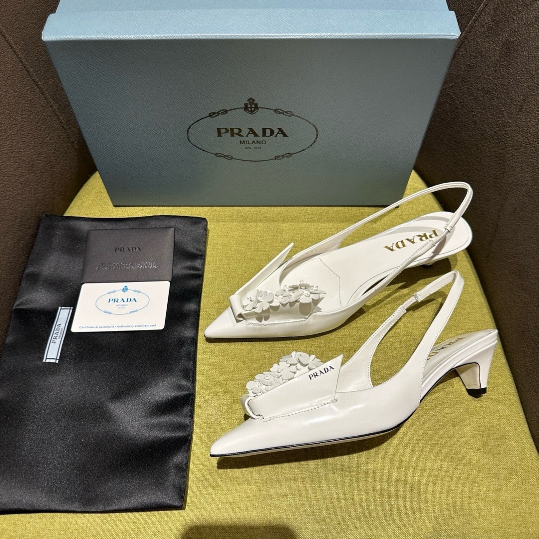 Pra*a pumps 45mm in white leather with floral appliques