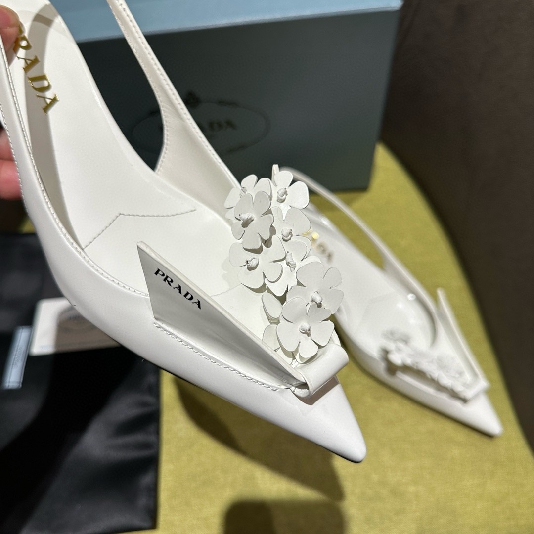 Pra*a pumps 45mm in white leather with floral appliques