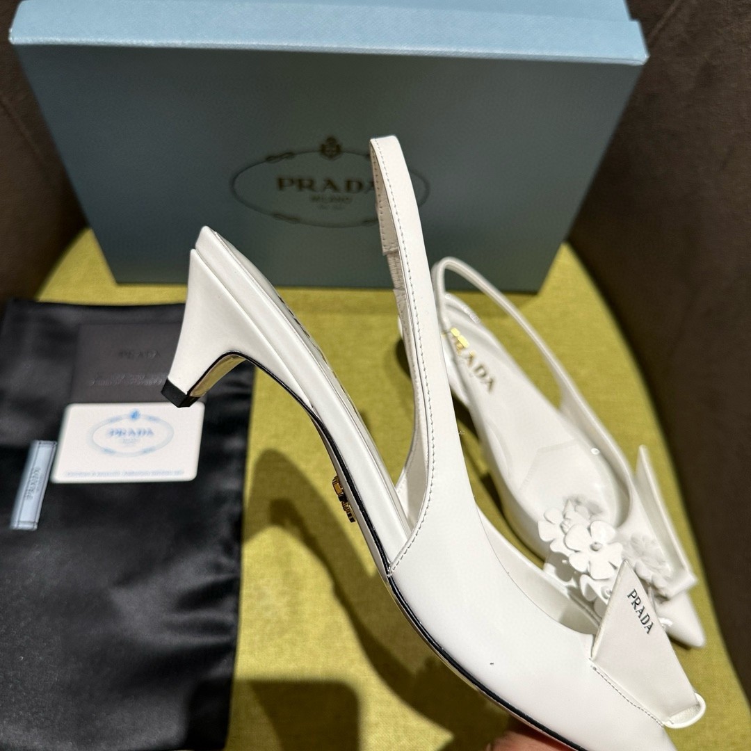 Pra*a pumps 45mm in white leather with floral appliques