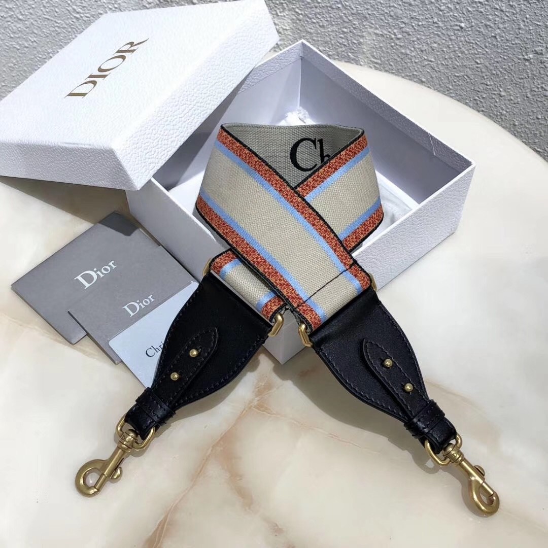 D*or beige ch**an D*or shoulder strap