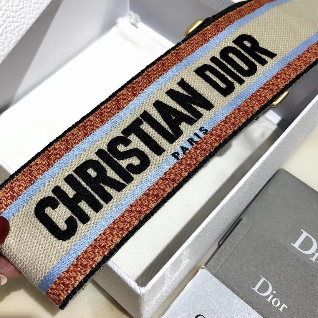 D*or beige ch**an D*or shoulder strap
