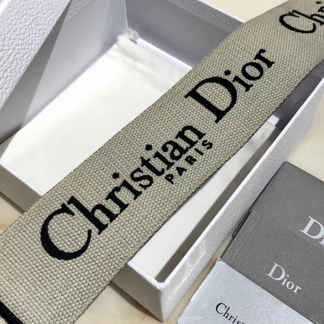 D*or beige ch**an D*or shoulder strap