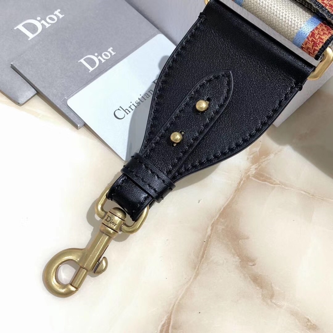 D*or beige ch**an D*or shoulder strap