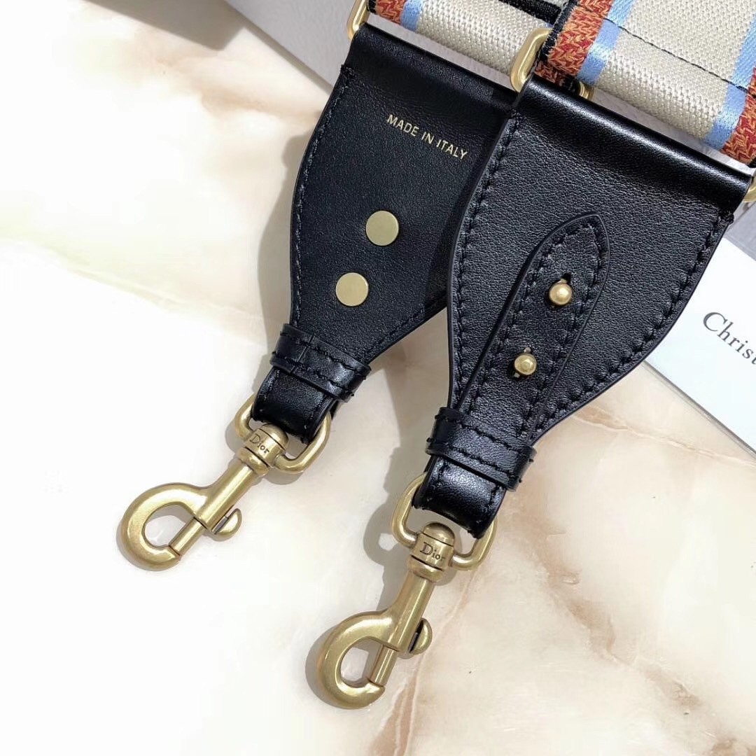 D*or beige ch**an D*or shoulder strap