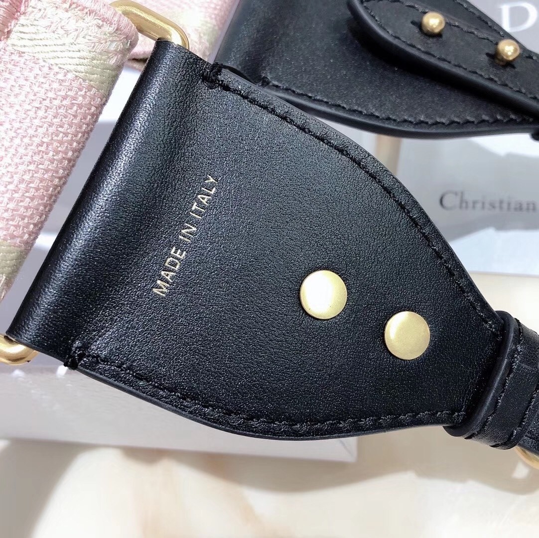 D*or pink ch**an D*or shoulder strap