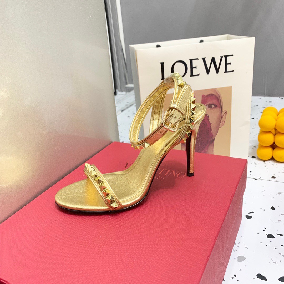 Valentino Rockstud No Limit Sandal 100mm In Gold Metallic Nappa