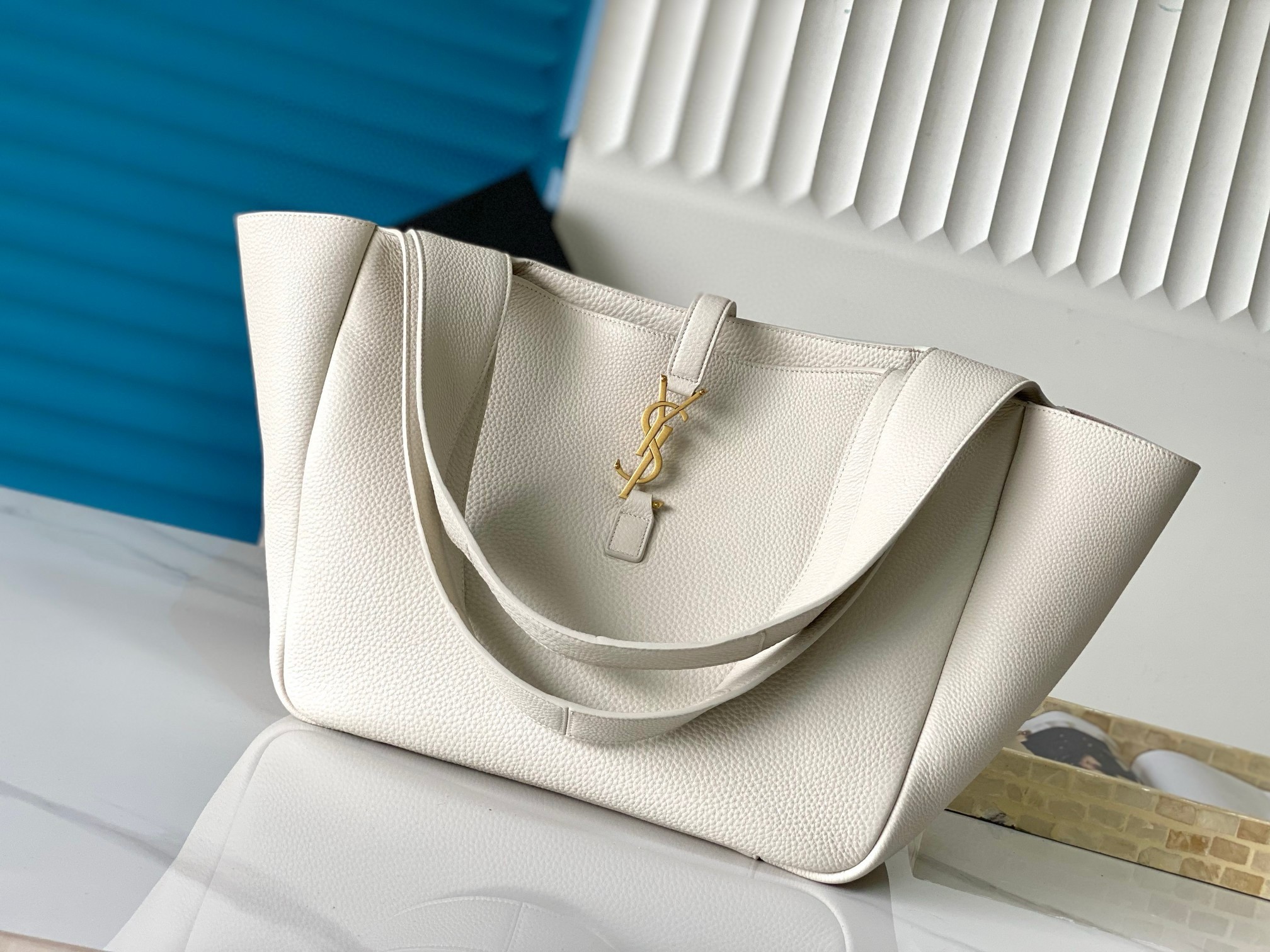 Sa**t Lau*nt le 5 a 7 bea tote bag in white grained leather