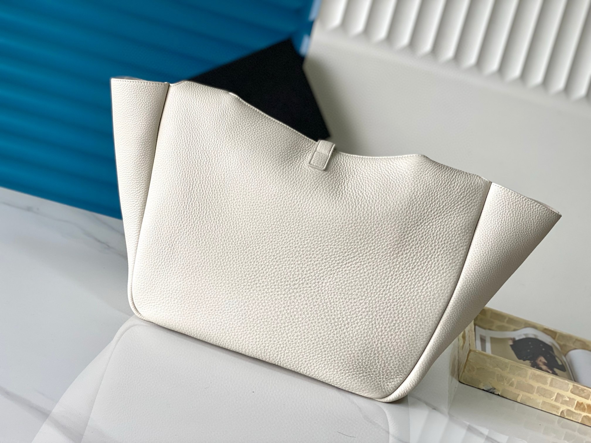 Sa**t Lau*nt le 5 a 7 bea tote bag in white grained leather